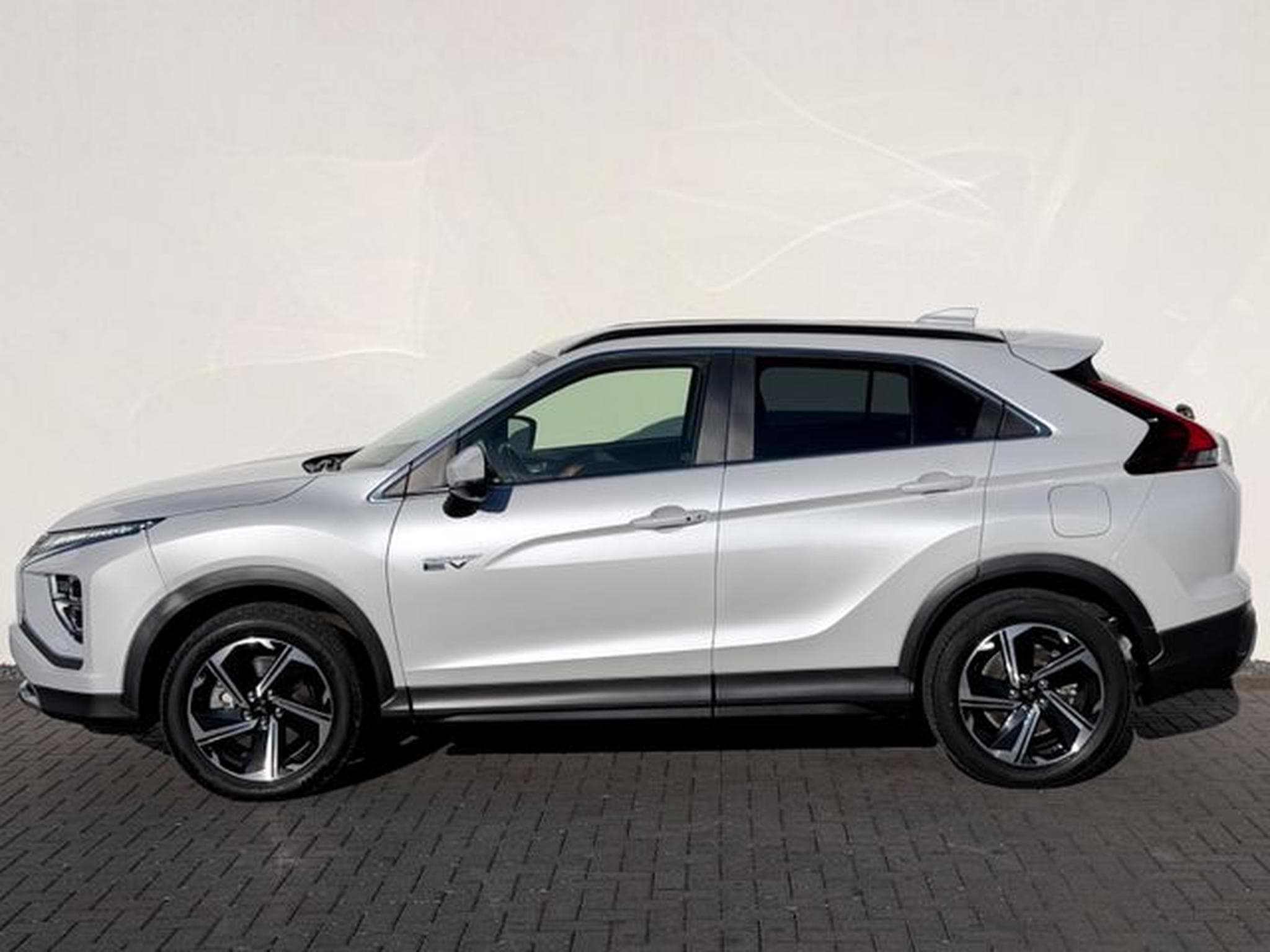 Mitsubishi Eclipse Eclipse Cross Plus 2.4 Hybrid 4WD /NAVI/LED/CAM/ (2022) - Foto 8