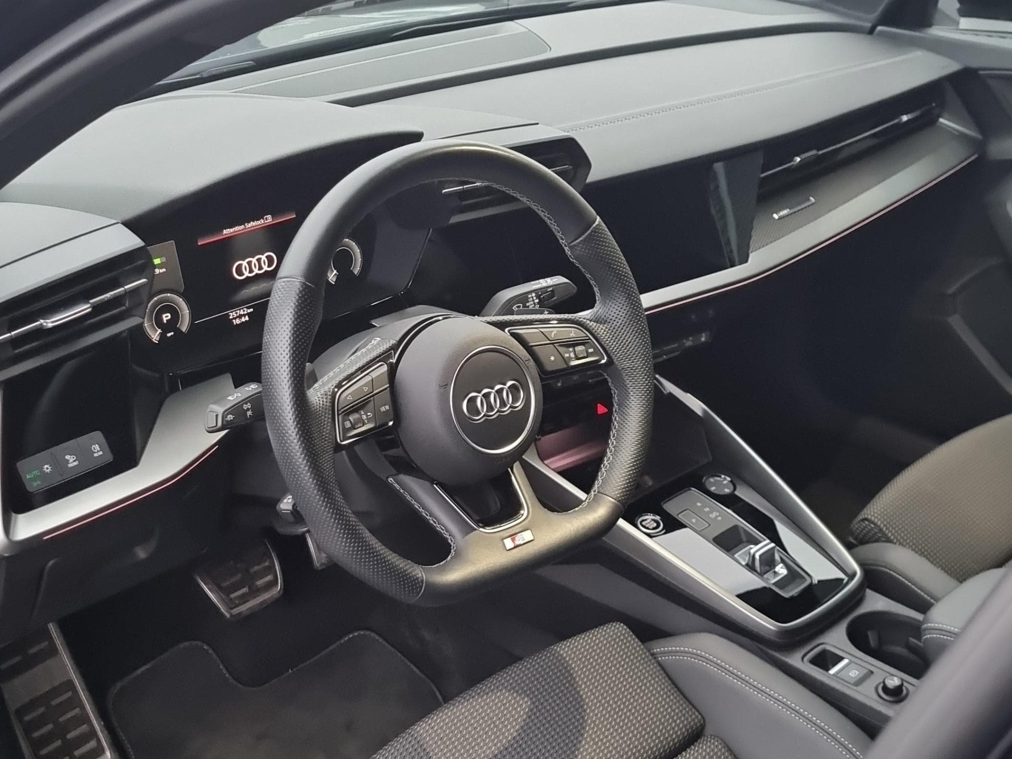 Audi A3 Sportback 40 TFSIe PHEV S-Line S-Tronic (2021) - Photo 3