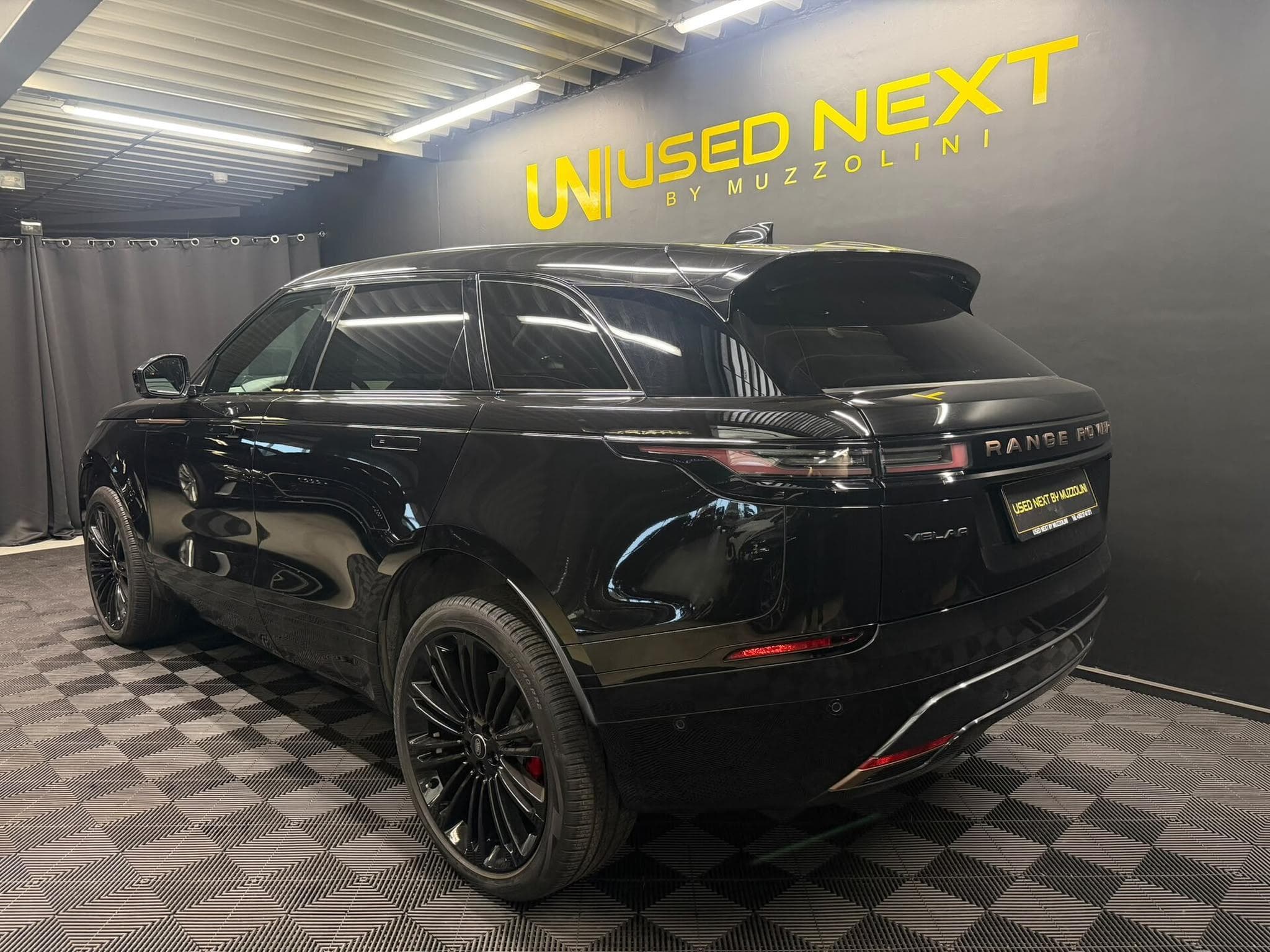 Land-Rover Range Rover Velar P400 Essence (2023) - Photo 6