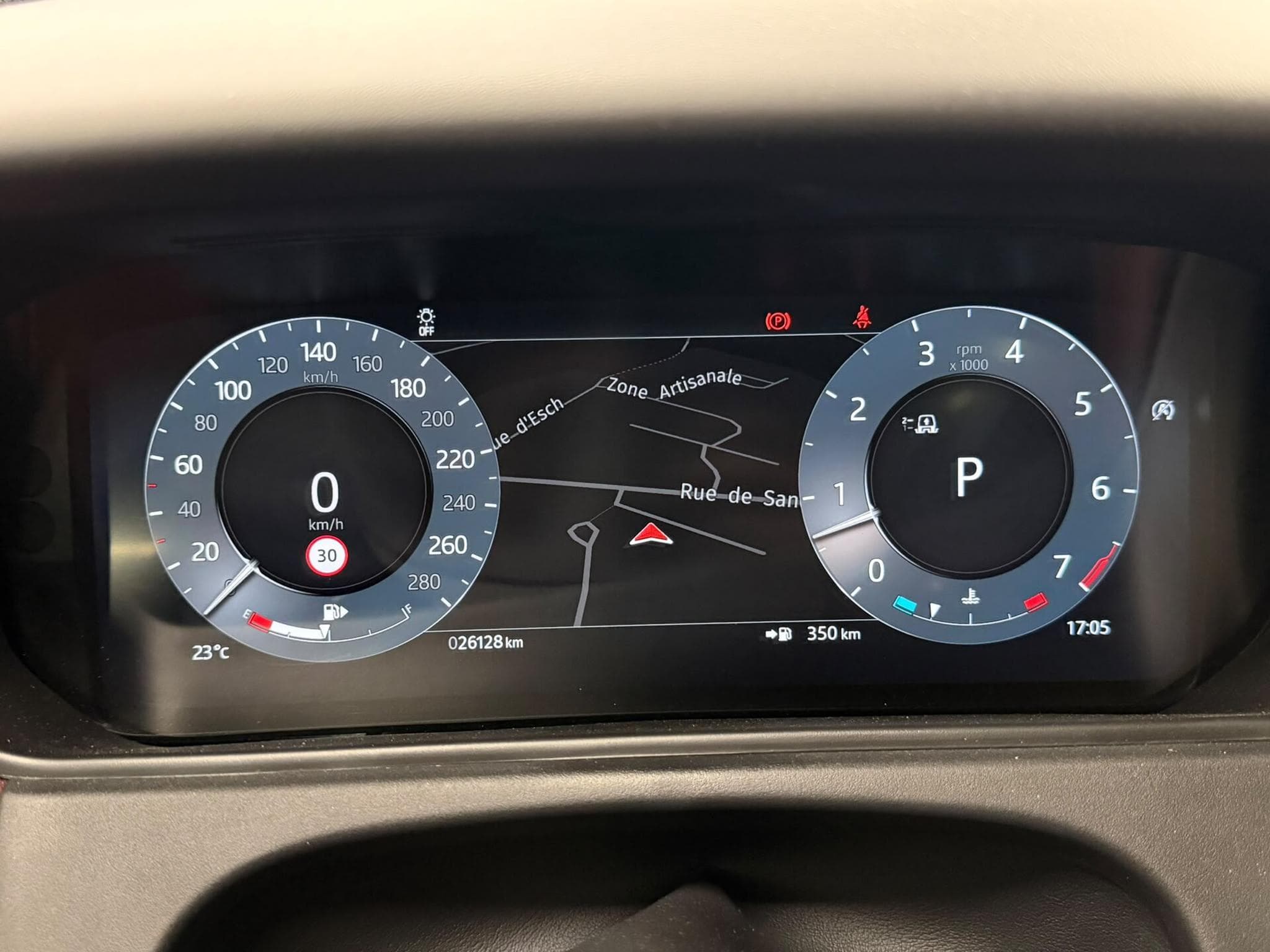 Land-Rover Range Rover Velar P400 Essence (2023) - Photo 9