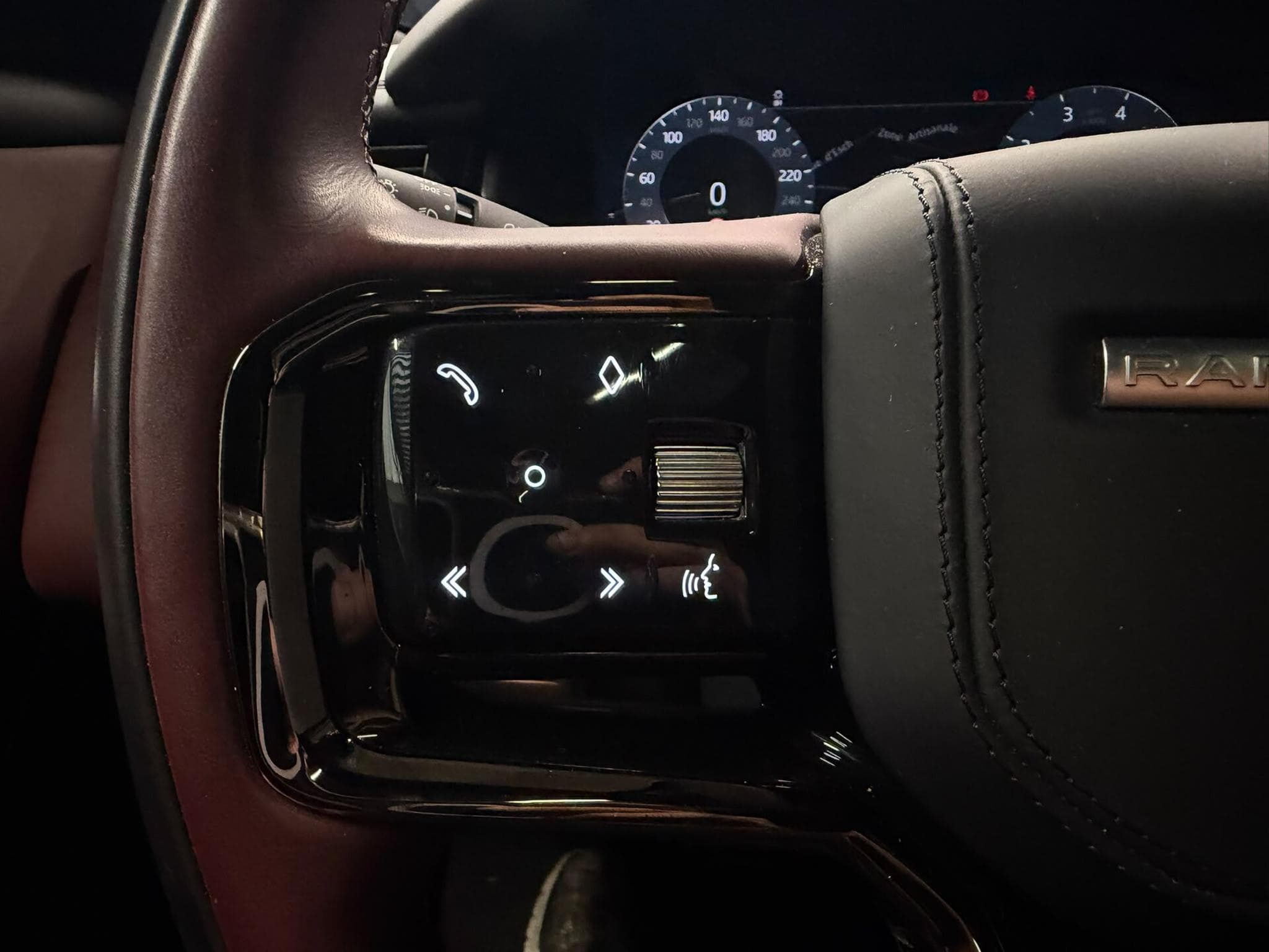 Land-Rover Range Rover Velar P400 Essence (2023) - Photo 13
