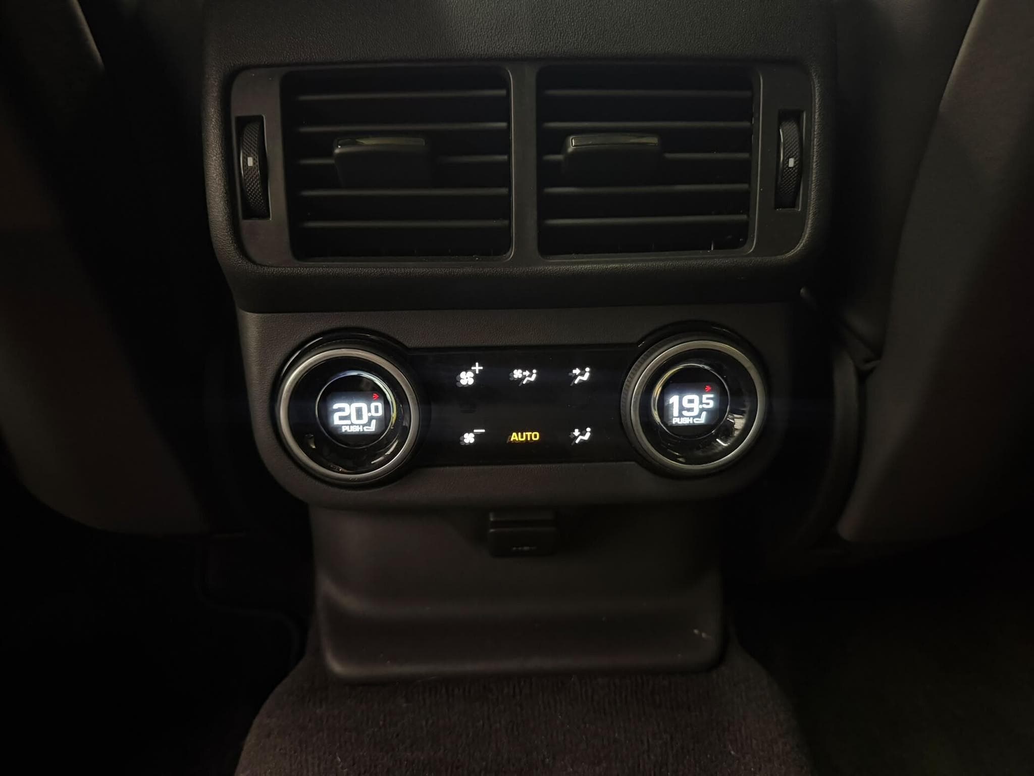 Land-Rover Range Rover Velar P400 Essence (2023) - Photo 15