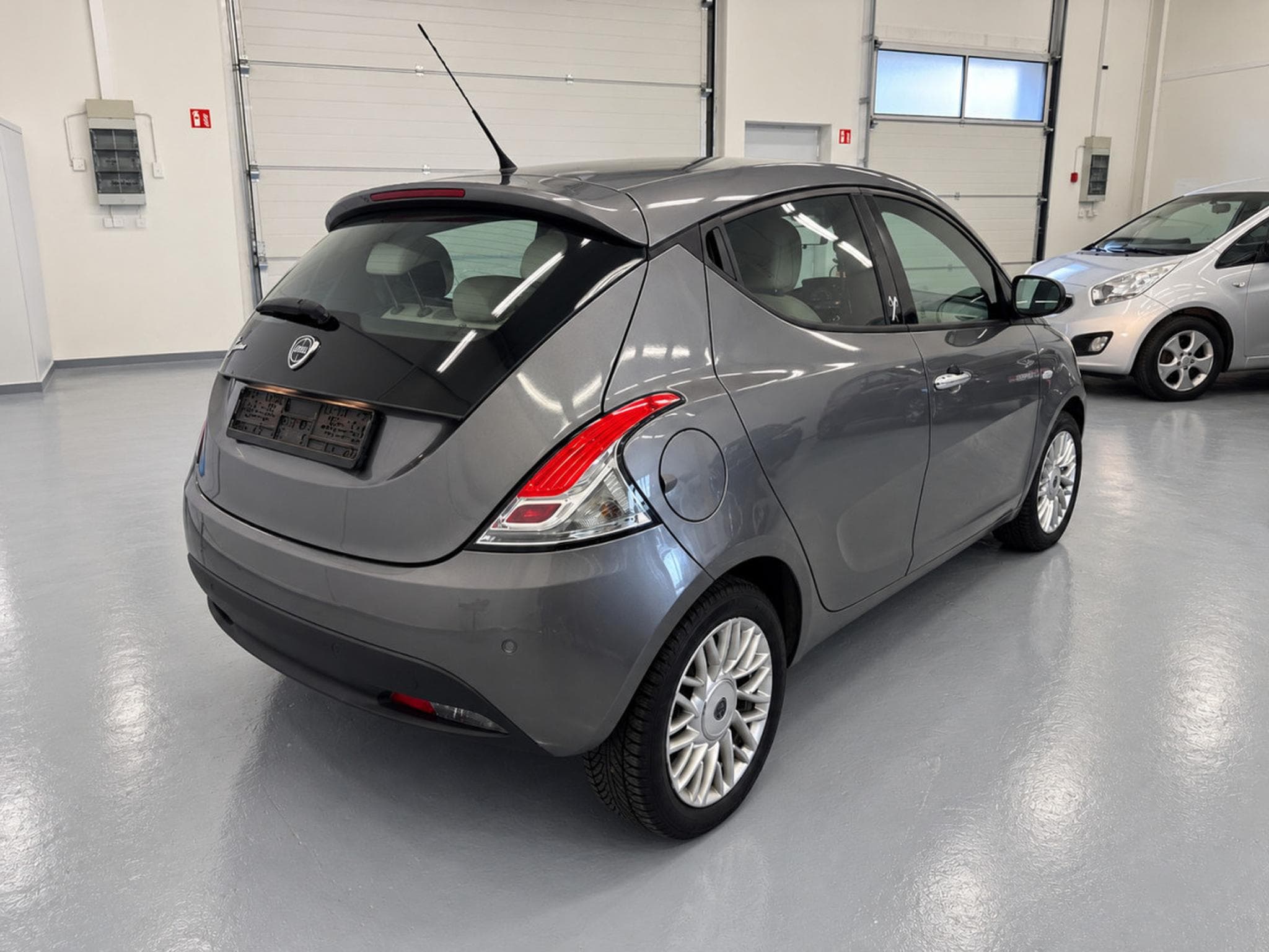 Lancia Ypsilon 1.2i 70 Gold Clim Radars Regul (2014) - Photo 3