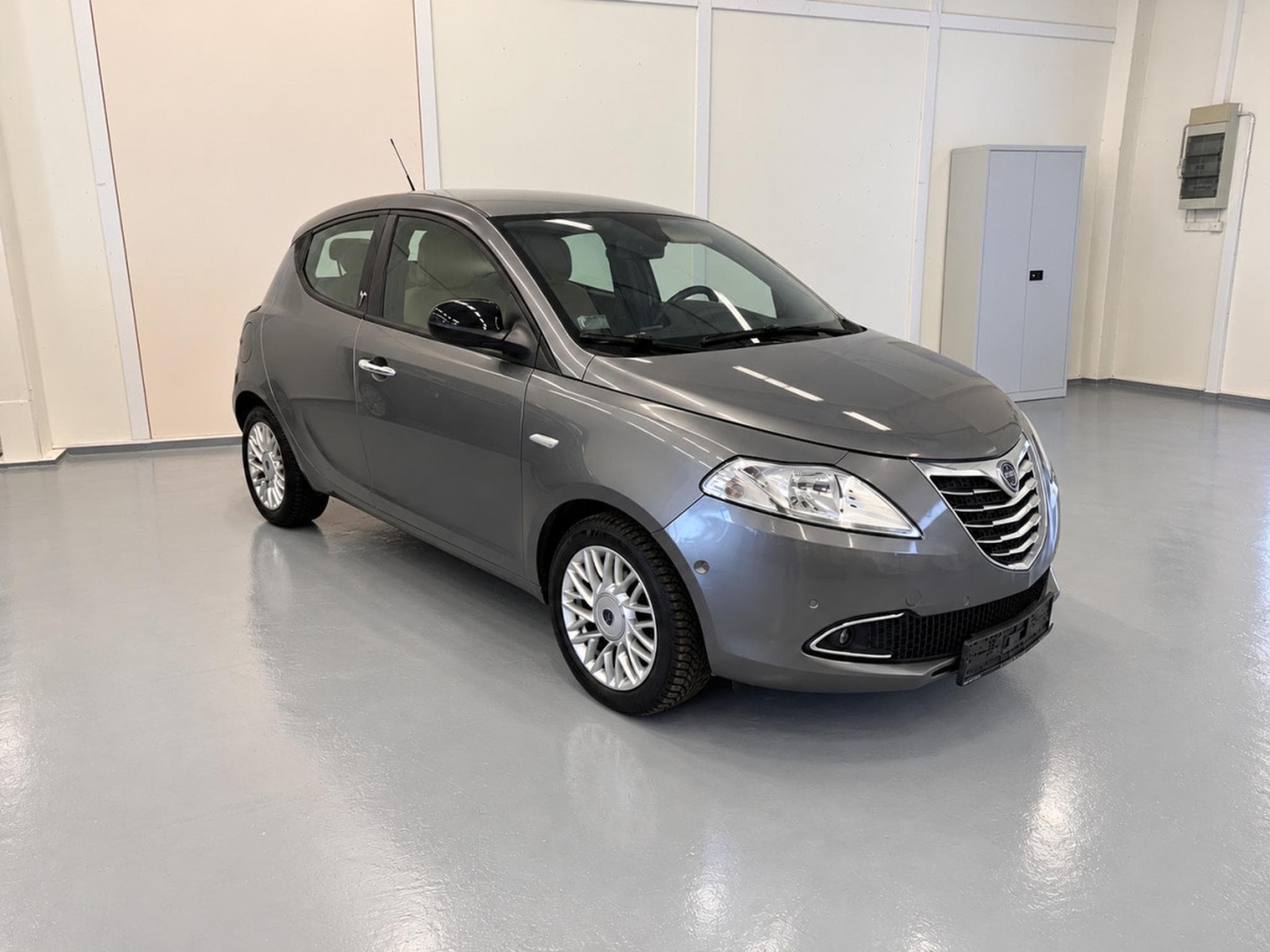 Lancia Ypsilon 1.2i 70 Gold Clim Radars Regul (2014) - Photo 2