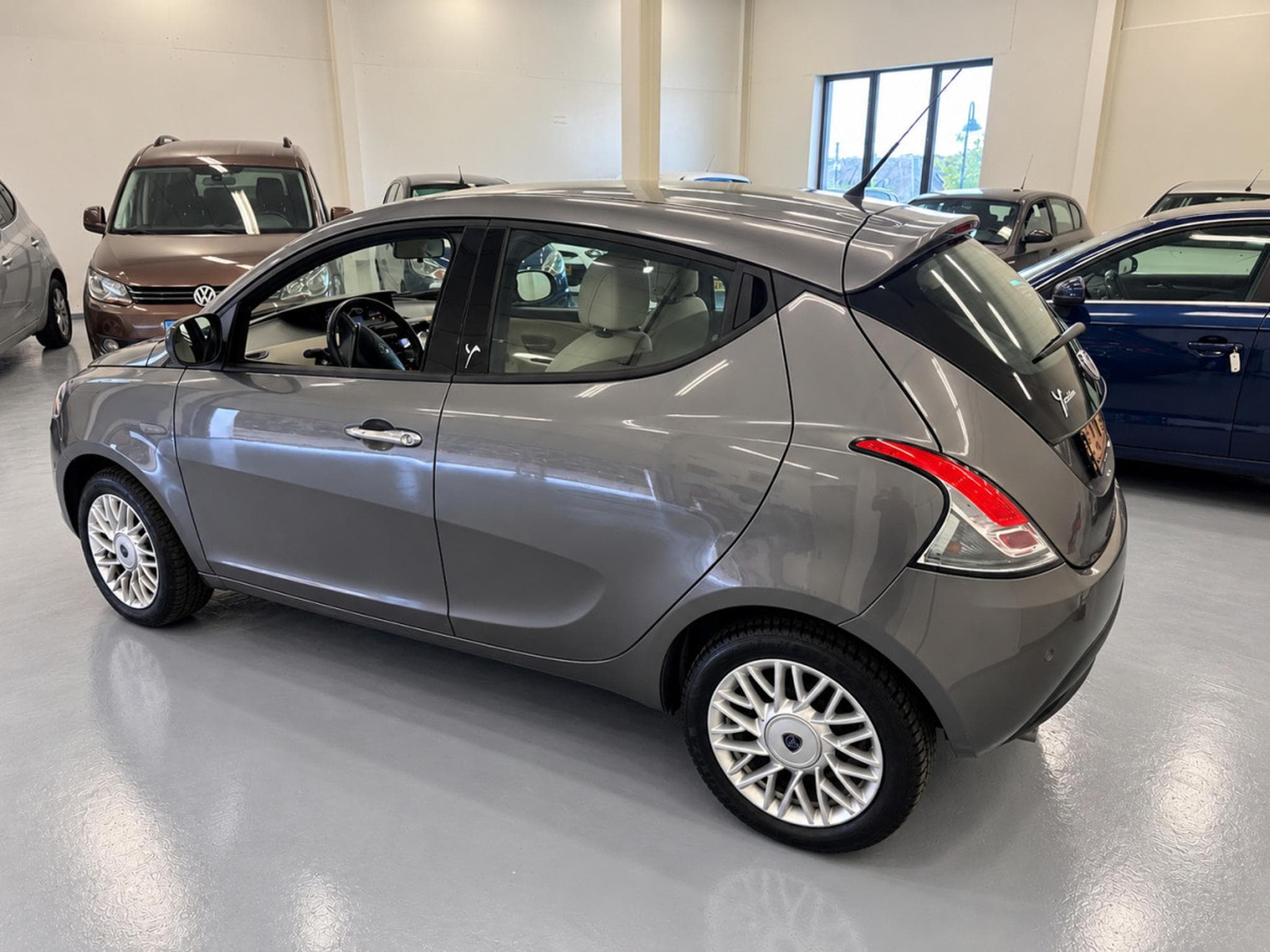 Lancia Ypsilon 1.2i 70 Gold Clim Radars Regul (2014) - Photo 4