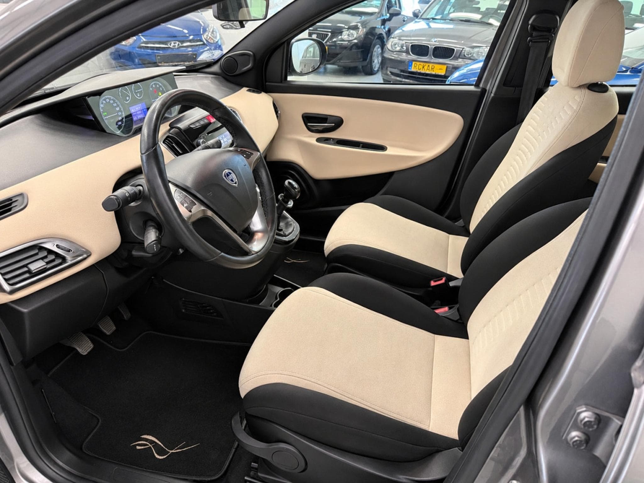 Lancia Ypsilon 1.2i 70 Gold Clim Radars Regul (2014) - Photo 5