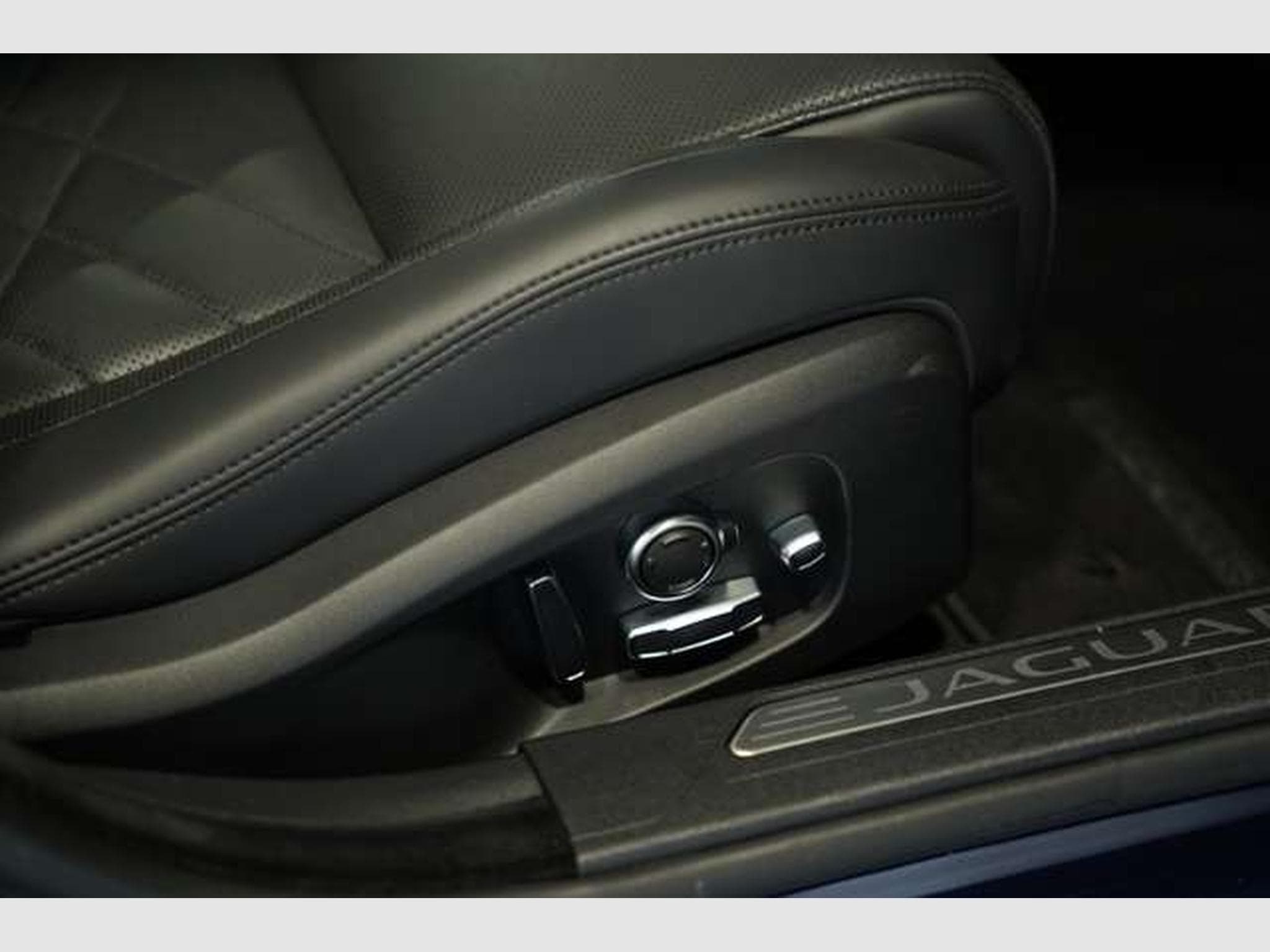 Jaguar XE HSE AWD *2.H *19 *Black-Pack *Matrix *Pano (2021) - Photo 17
