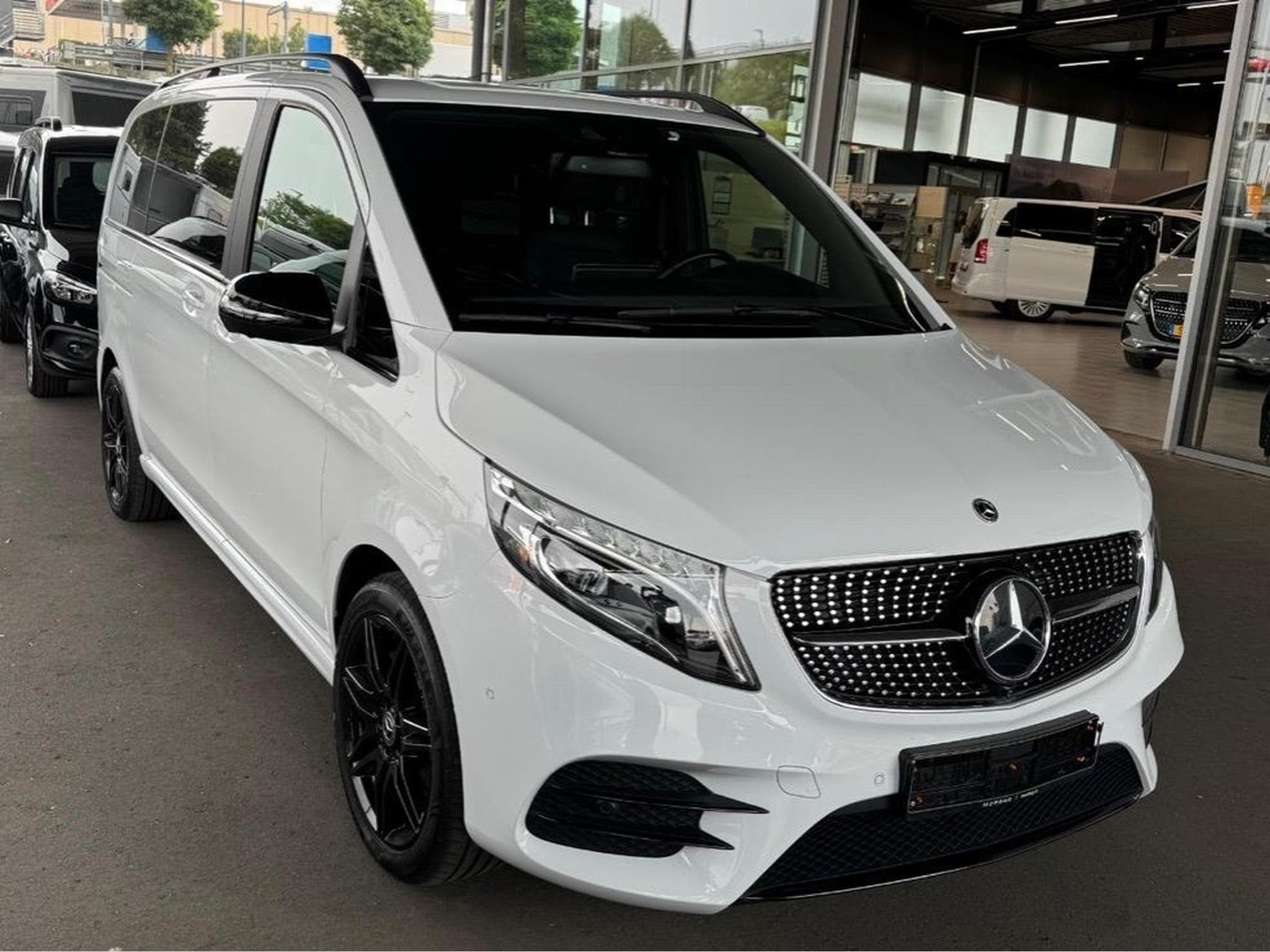 Mercedes V 300 AMG Line (2022) - Photo 2