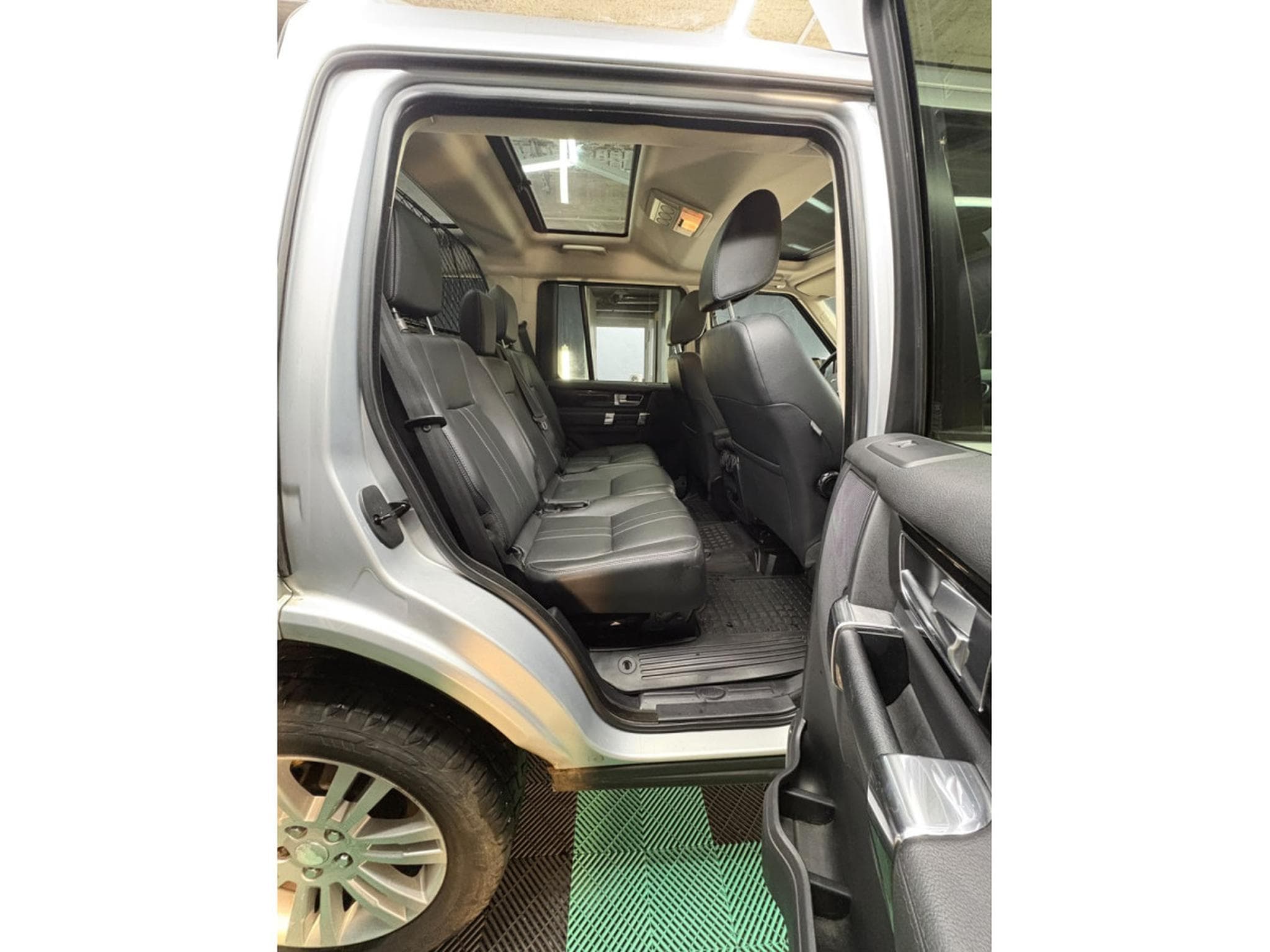Land-Rover Discovery 3.0L 24V V6 Turbo Diesel HSE, Standheizung, AHK, LEDER, KAME (2015) - Photo 12