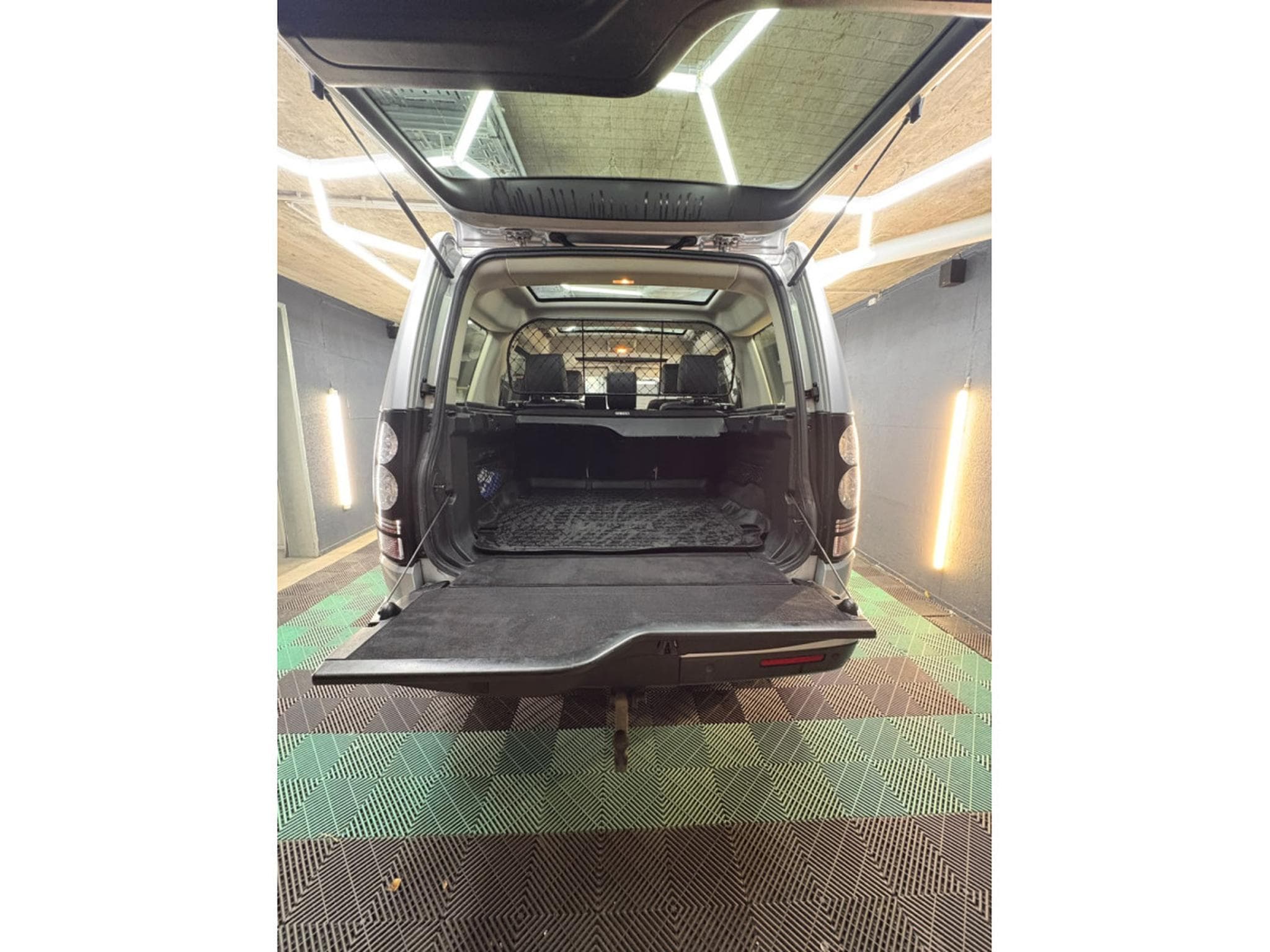 Land-Rover Discovery 3.0L 24V V6 Turbo Diesel HSE, Standheizung, AHK, LEDER, KAME (2015) - Photo 14