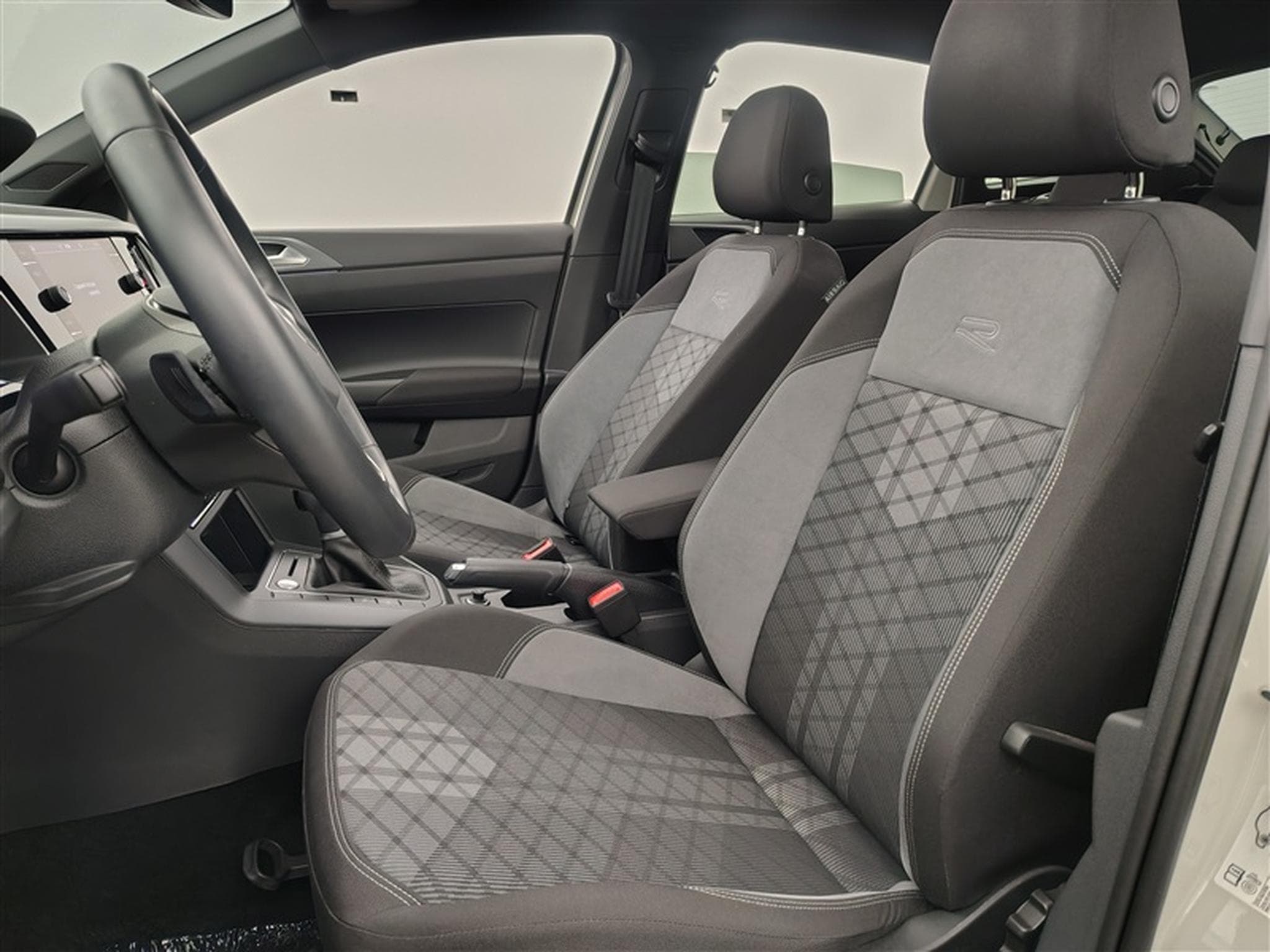 VW Taigo 1.0 TSI 110cv DSG R-Line CARPLAY / MATRIX LED / TO PANO (2024) - Photo 7