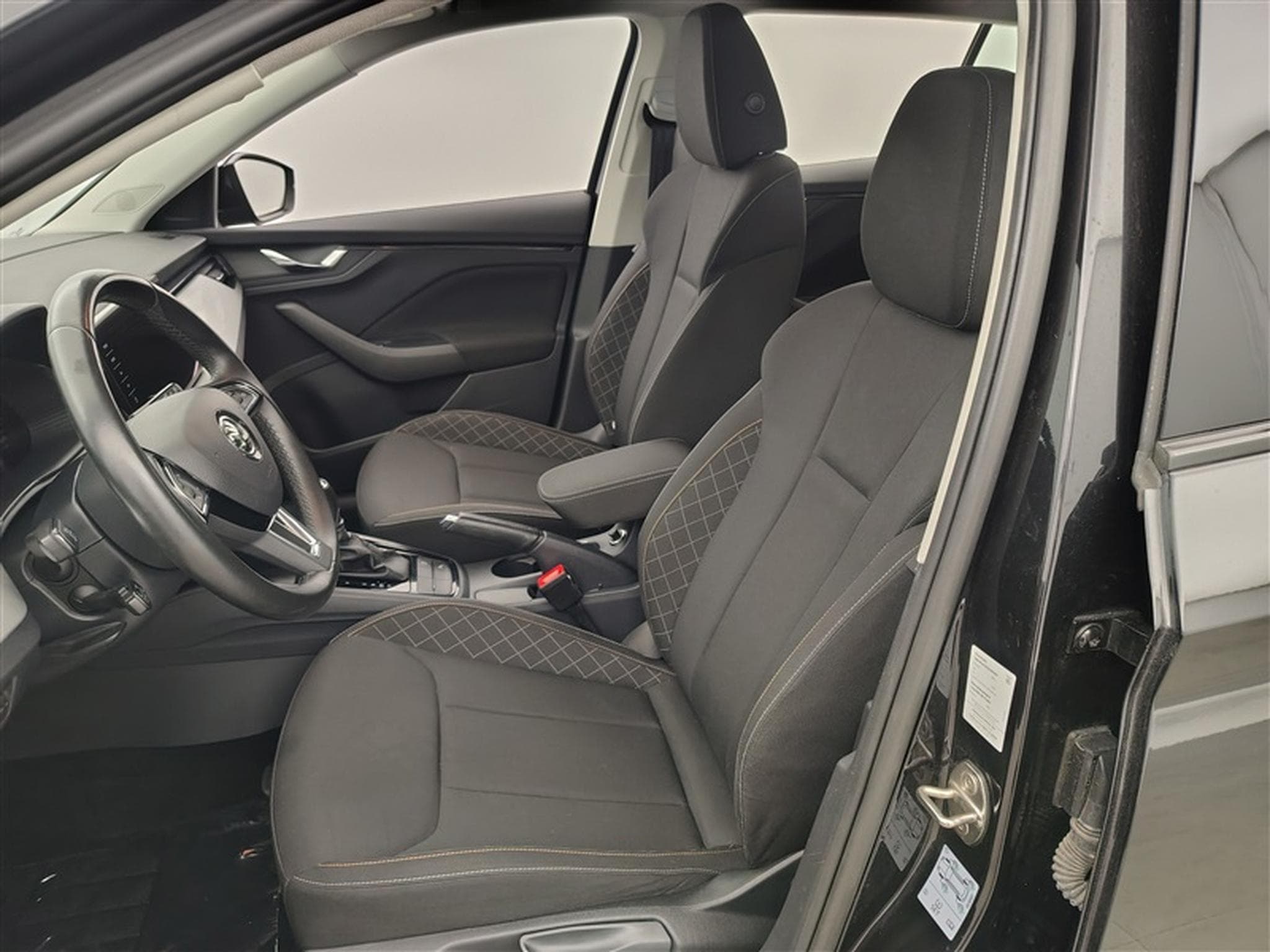 Skoda Scala 1.6 TDi 115cv DSG Ambition NAVI / KEYLESS / PDC AV+AR / JA16 (2020) - Photo 7