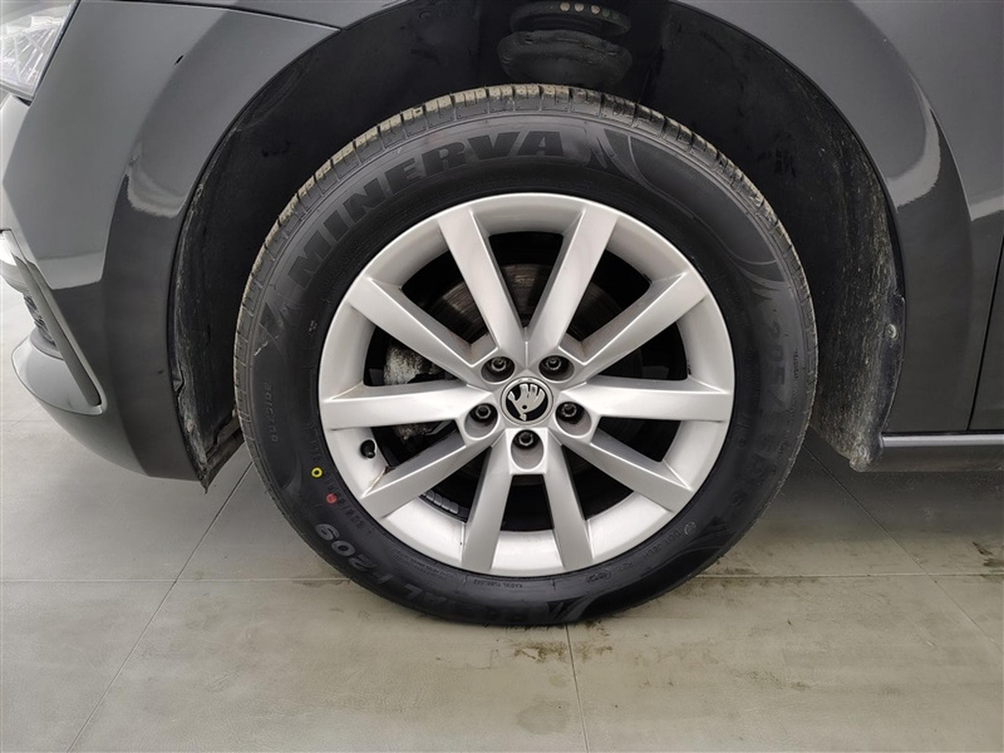 Skoda Scala 1.6 TDi 115cv DSG Ambition NAVI / KEYLESS / PDC AV+AR / JA16 (2020) - Photo 6