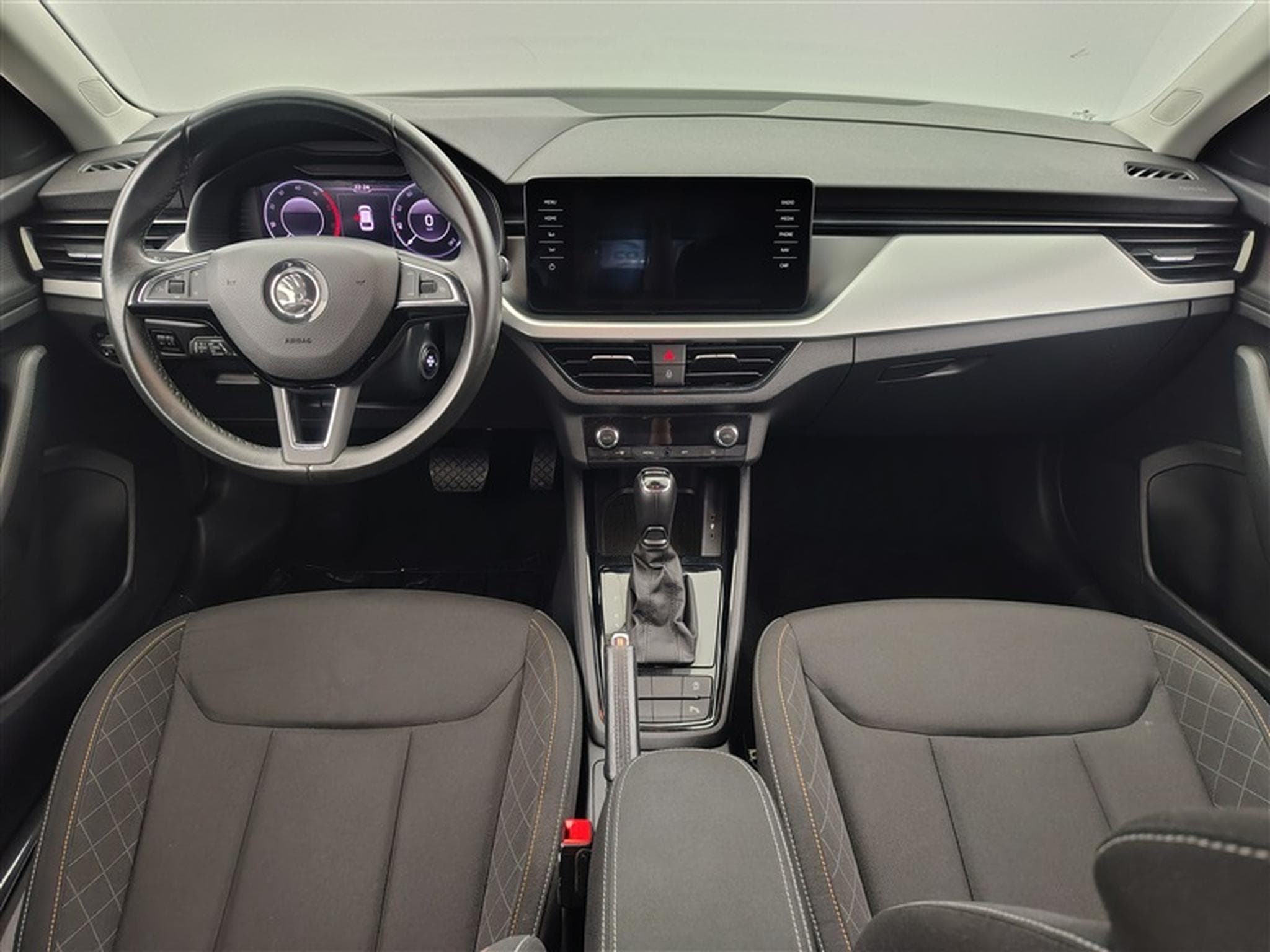 Skoda Scala 1.6 TDi 115cv DSG Ambition NAVI / KEYLESS / PDC AV+AR / JA16 (2020) - Photo 8