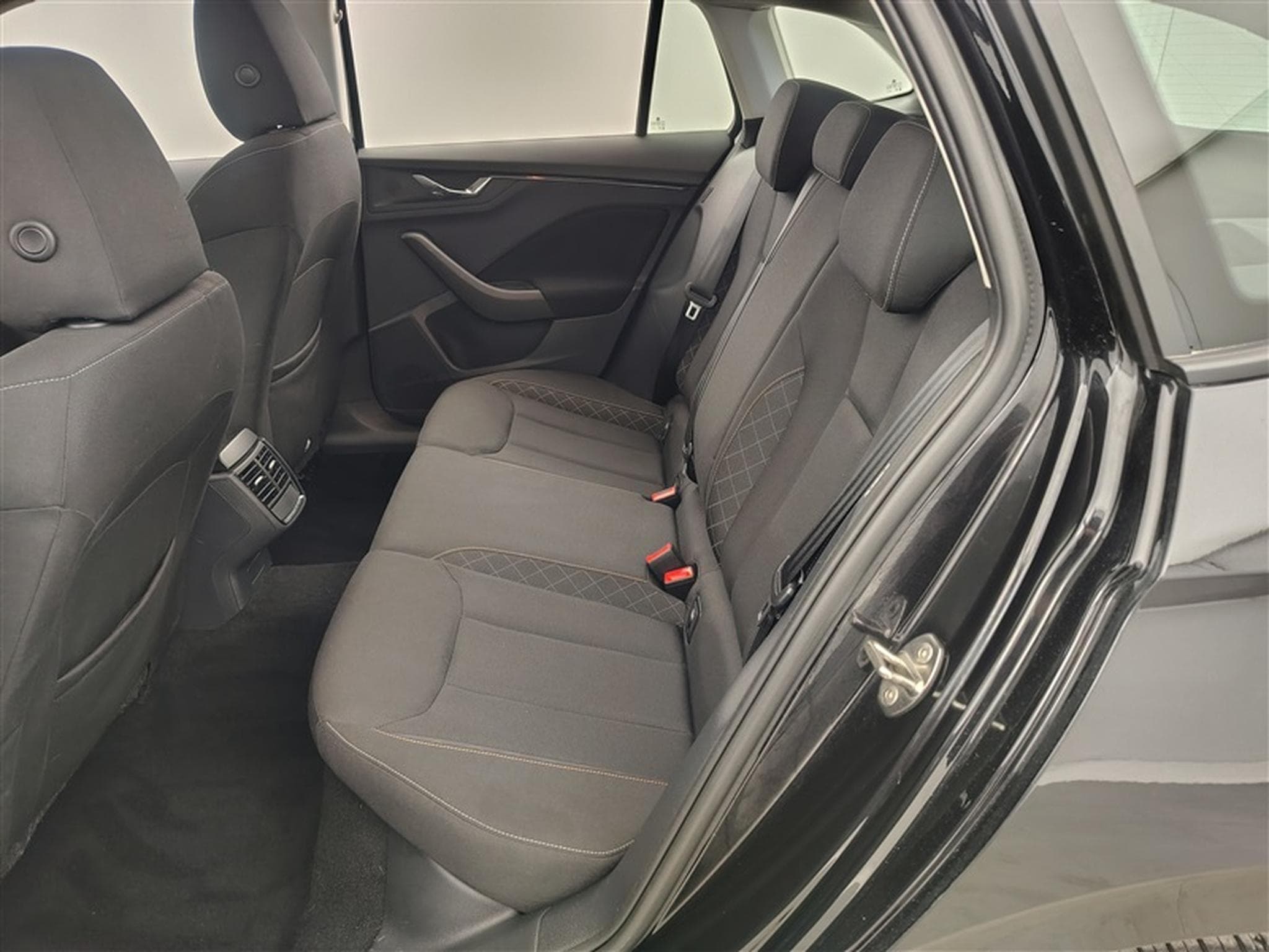 Skoda Scala 1.6 TDi 115cv DSG Ambition NAVI / KEYLESS / PDC AV+AR / JA16 (2020) - Photo 13