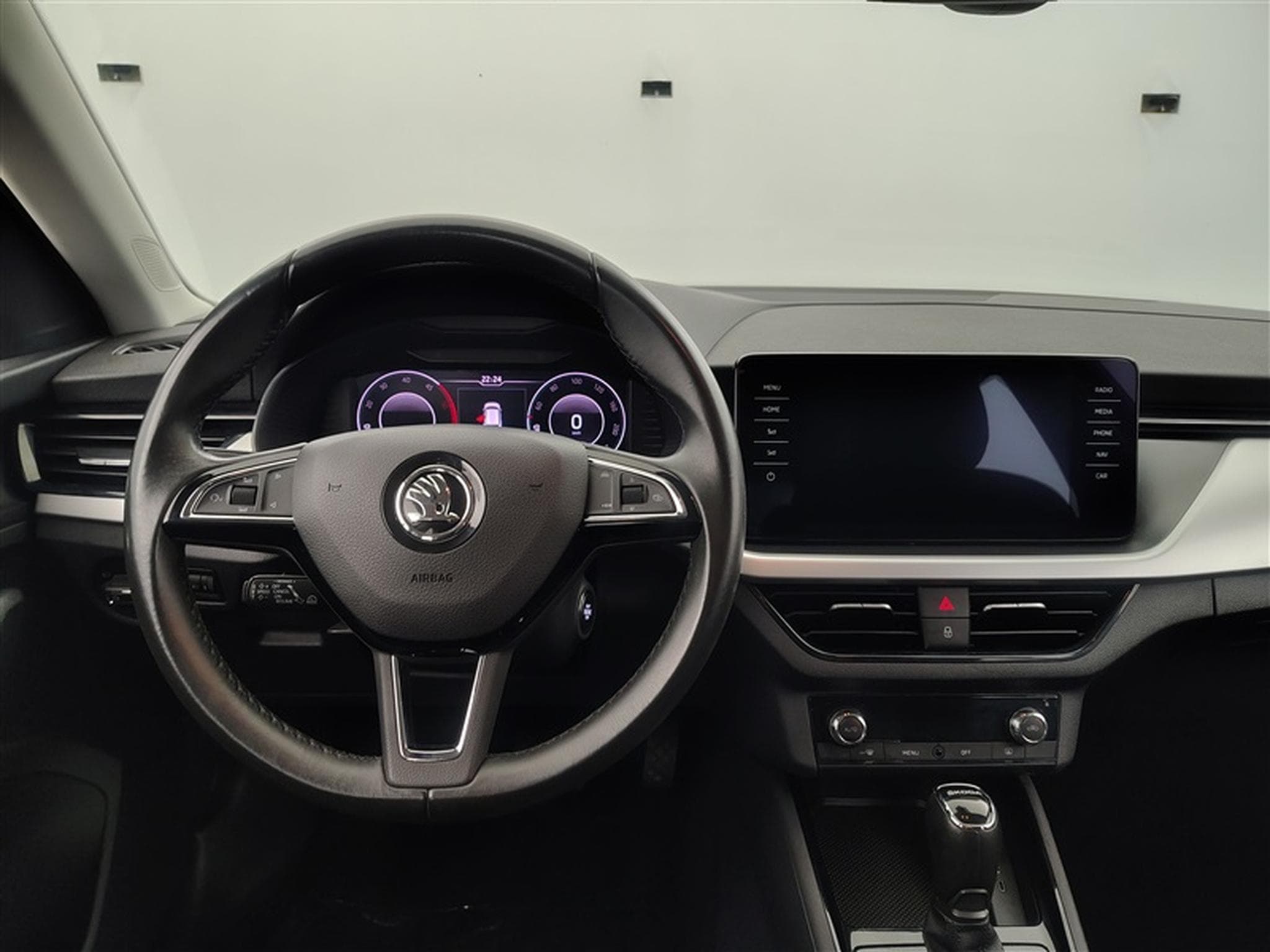 Skoda Scala 1.6 TDi 115cv DSG Ambition NAVI / KEYLESS / PDC AV+AR / JA16 (2020) - Photo 9