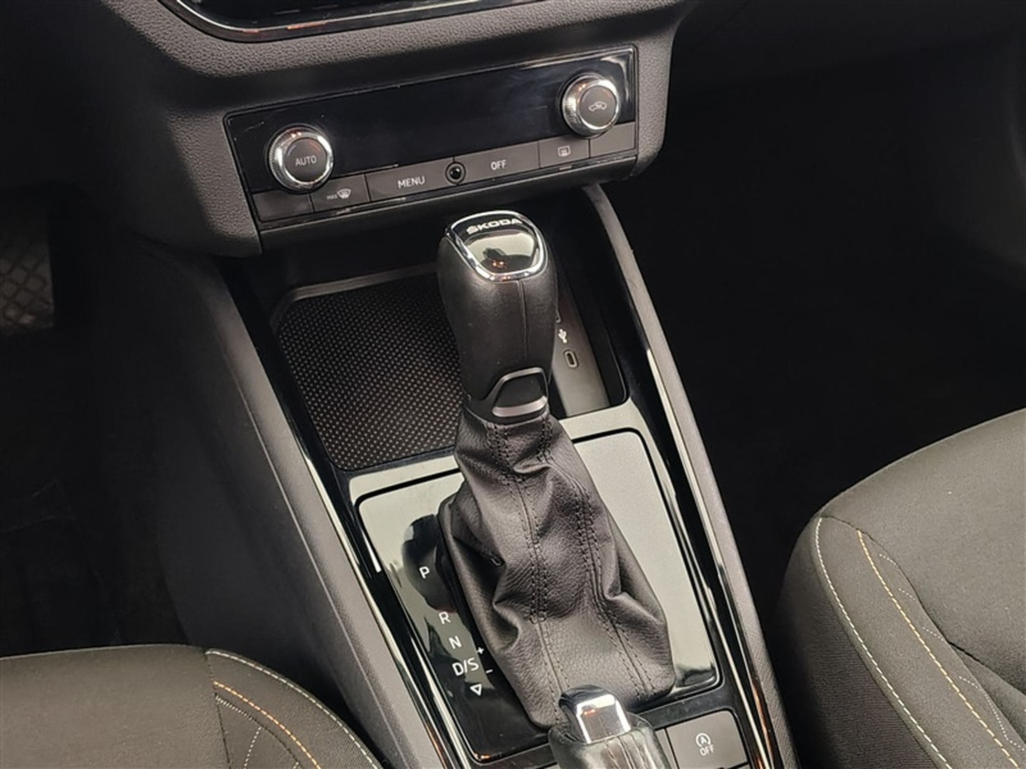 Skoda Scala 1.6 TDi 115cv DSG Ambition NAVI / KEYLESS / PDC AV+AR / JA16 (2020) - Photo 12