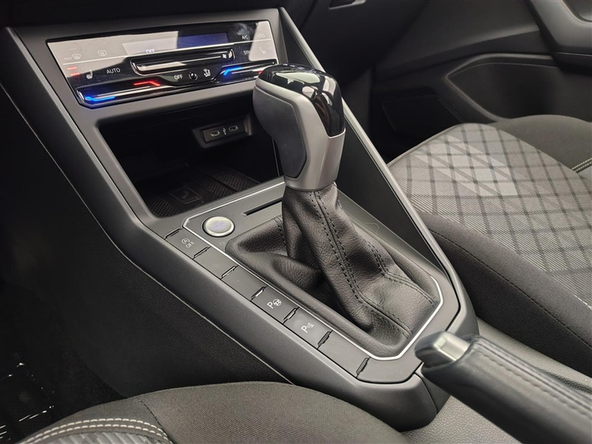VW Taigo 1.0 TSI 110cv DSG R-Line CARPLAY / MATRIX LED / TO PANO (2024) - Photo 12
