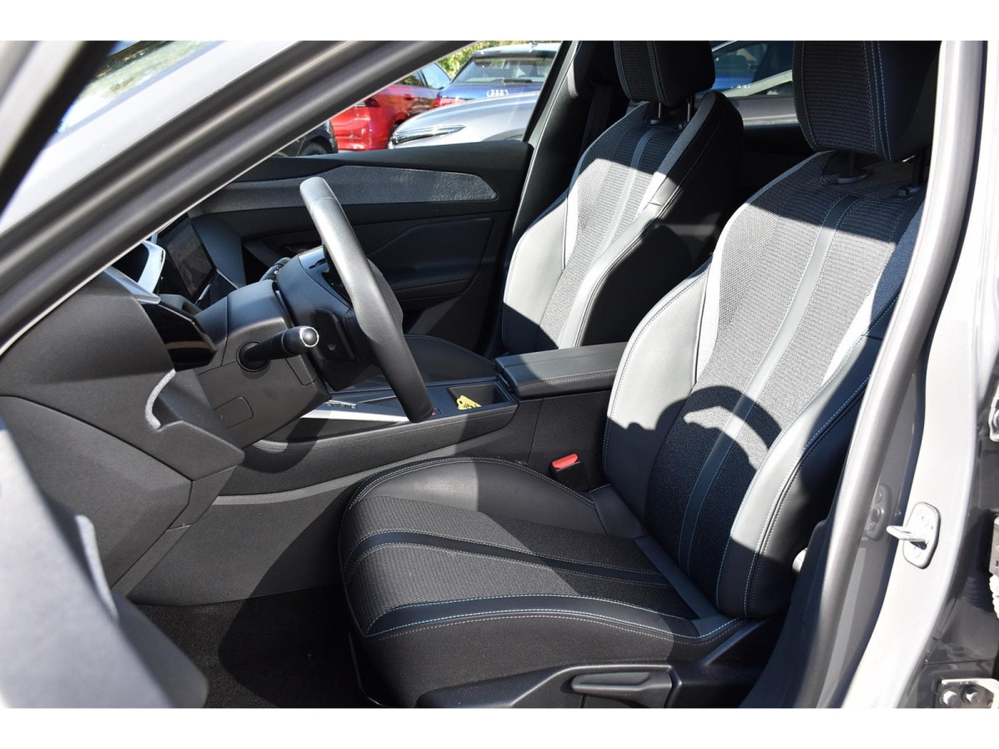 Peugeot 308 1.2 Hybrid 145 e-DCS6 Allure ACC CAM360 LANE 1° MAIN (2025) - Photo 6