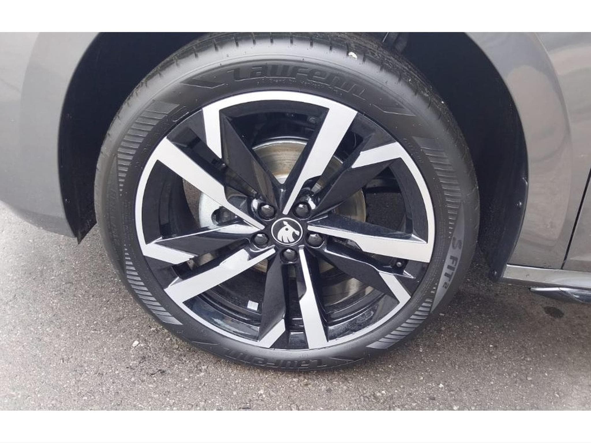 Skoda Kamiq 1.5 TSI Monte Carlo DSG PANO KESSY ATT REMORQUE NEUF (2026) - Photo 6