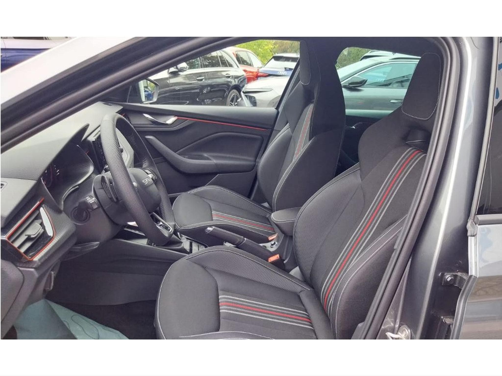 Skoda Kamiq 1.5 TSI Monte Carlo DSG PANO KESSY ATT REMORQUE NEUF (2026) - Photo 8
