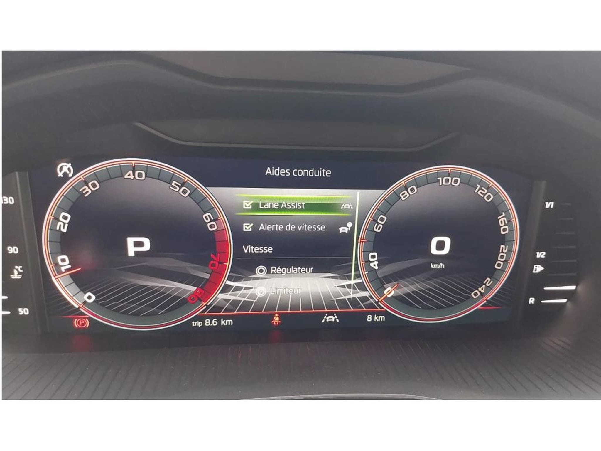 Skoda Kamiq 1.5 TSI Monte Carlo DSG PANO KESSY ATT REMORQUE NEUF (2026) - Photo 15