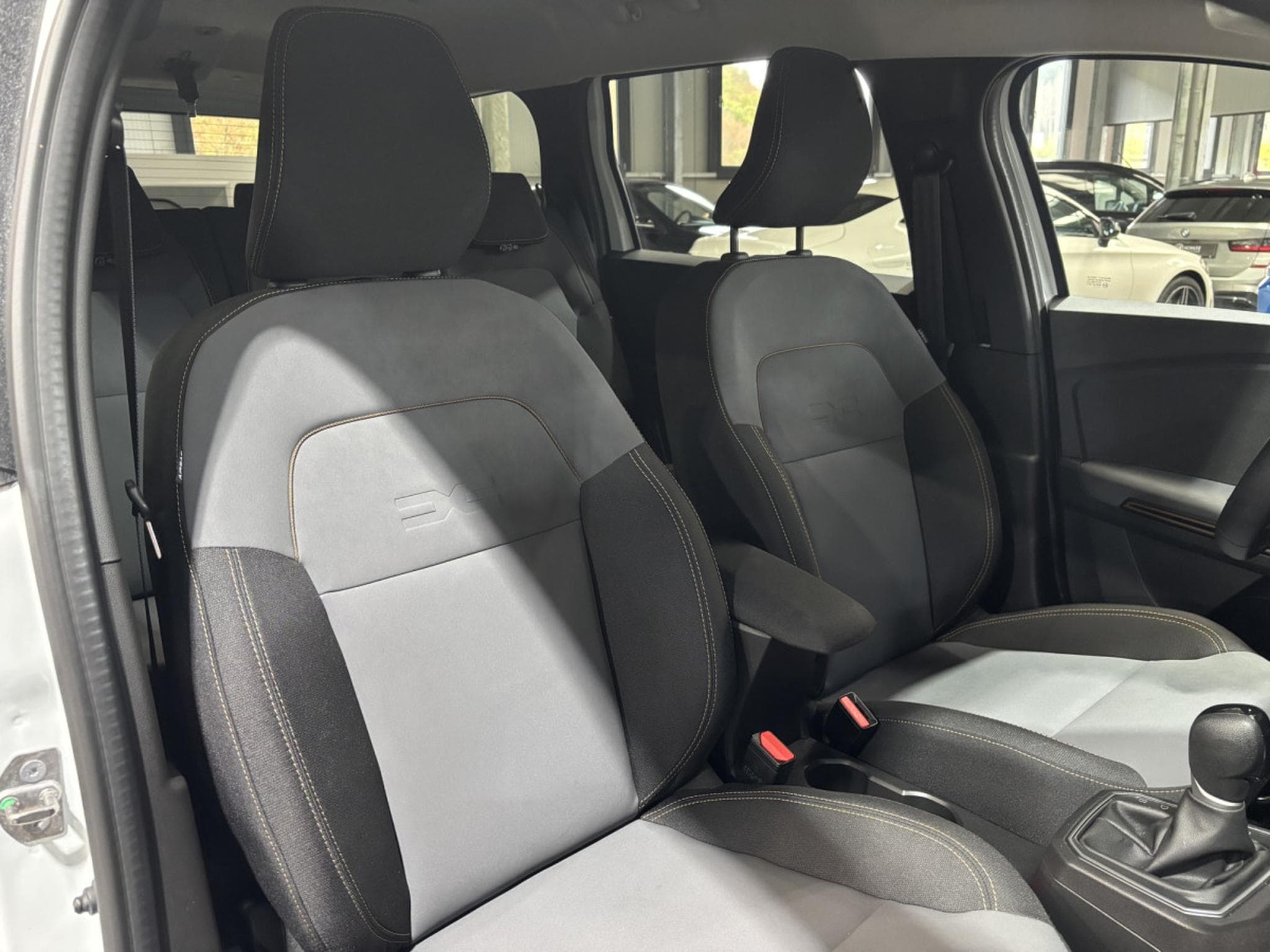Dacia Jogger 1.6 FullHybrid 140  AT (2025) - Photo 11