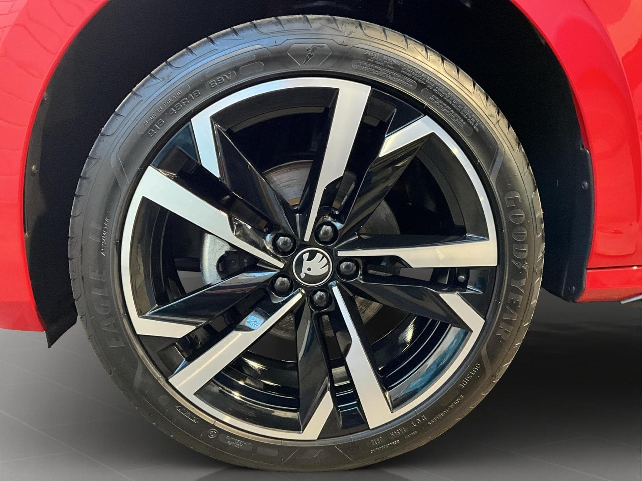 Skoda Kamiq Monte-Carlo+DSG+Park&Go+P.Drive+AHK+LED (2025) - Photo 8