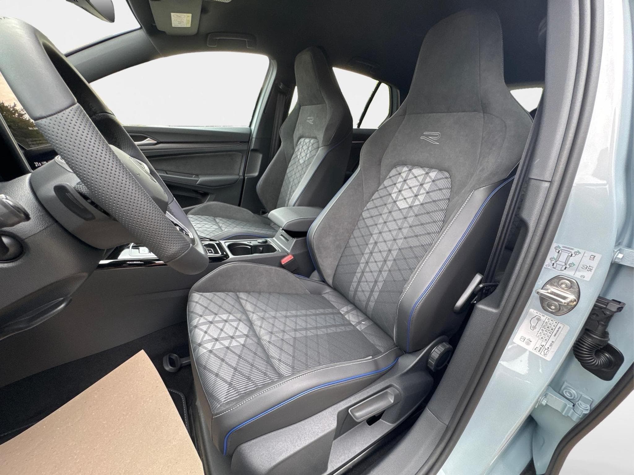 VW Golf R-Line Limited (2026) - Foto 10