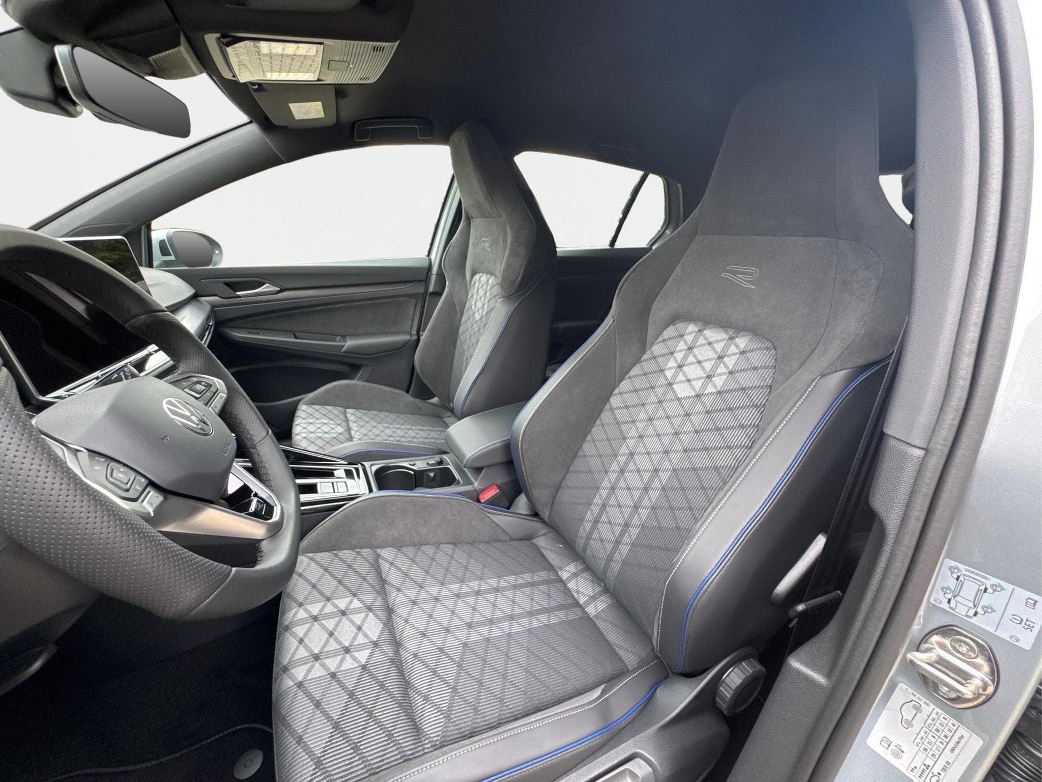 VW Golf R-Line Limited (2026) - Foto 10