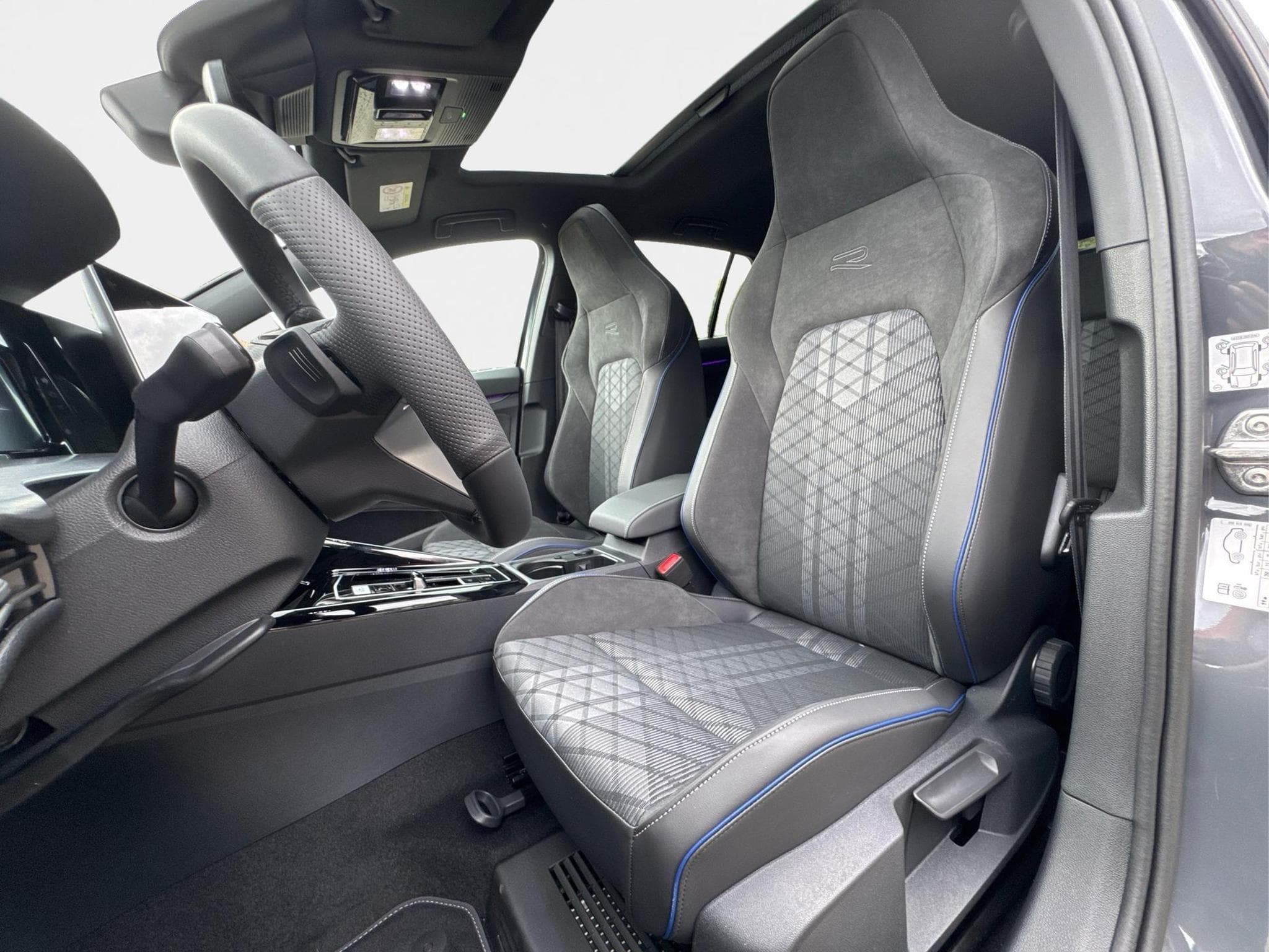 VW Golf R-Line Limited (2026) - Photo 9