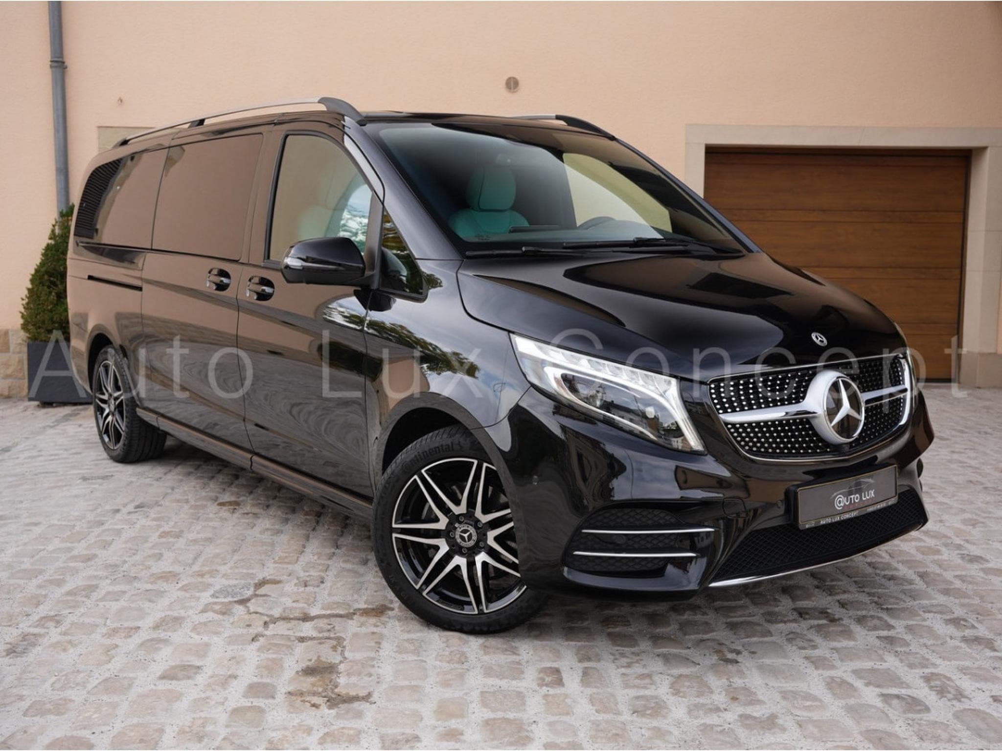 Mercedes V 300 d 4MATIC Extra Long AMG Line Rovelver VIP Van (2022) - Photo 3