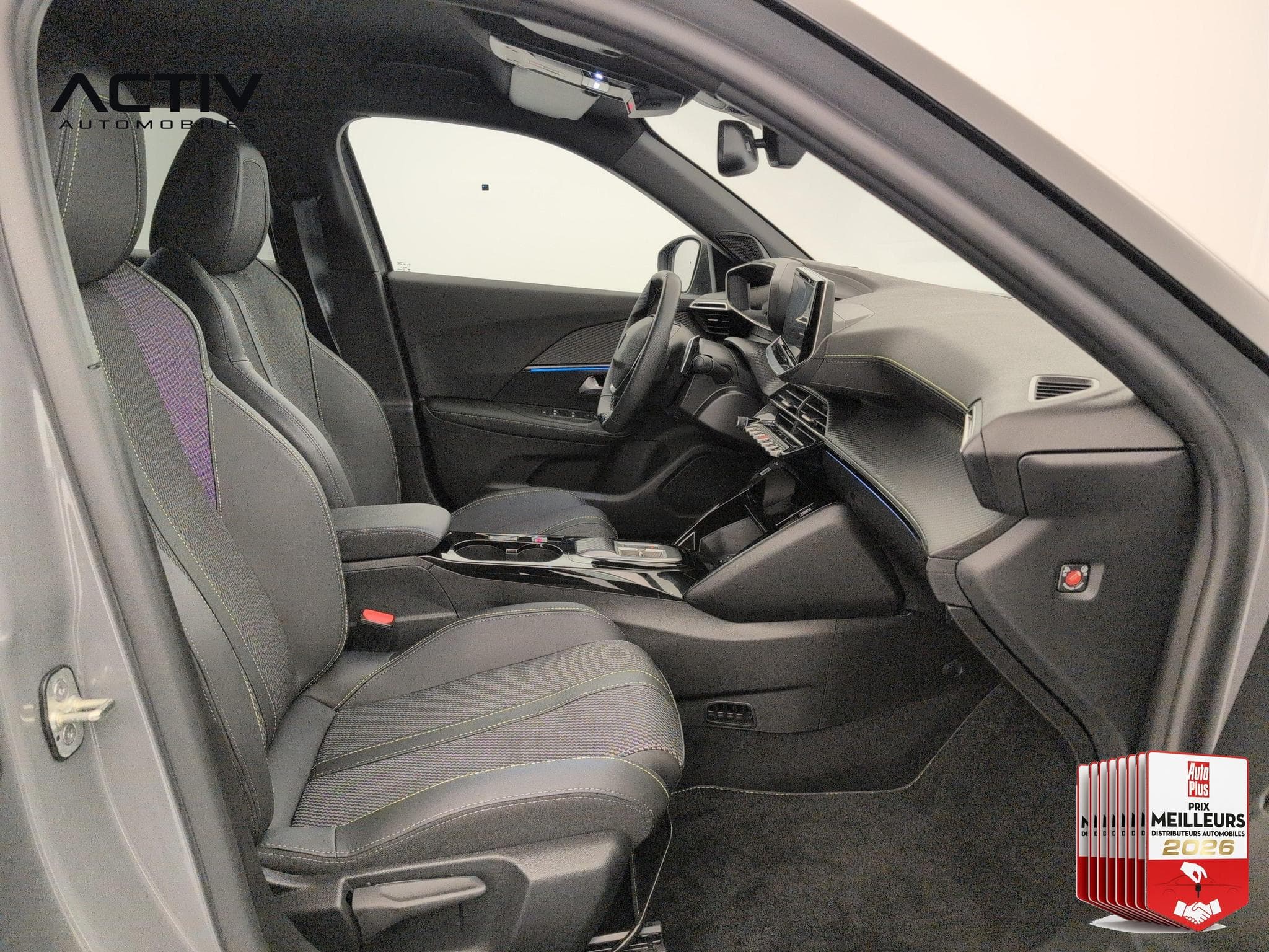 Peugeot 2008 Hybrid 136 e-DCS6 GT (2025) - Photo 11