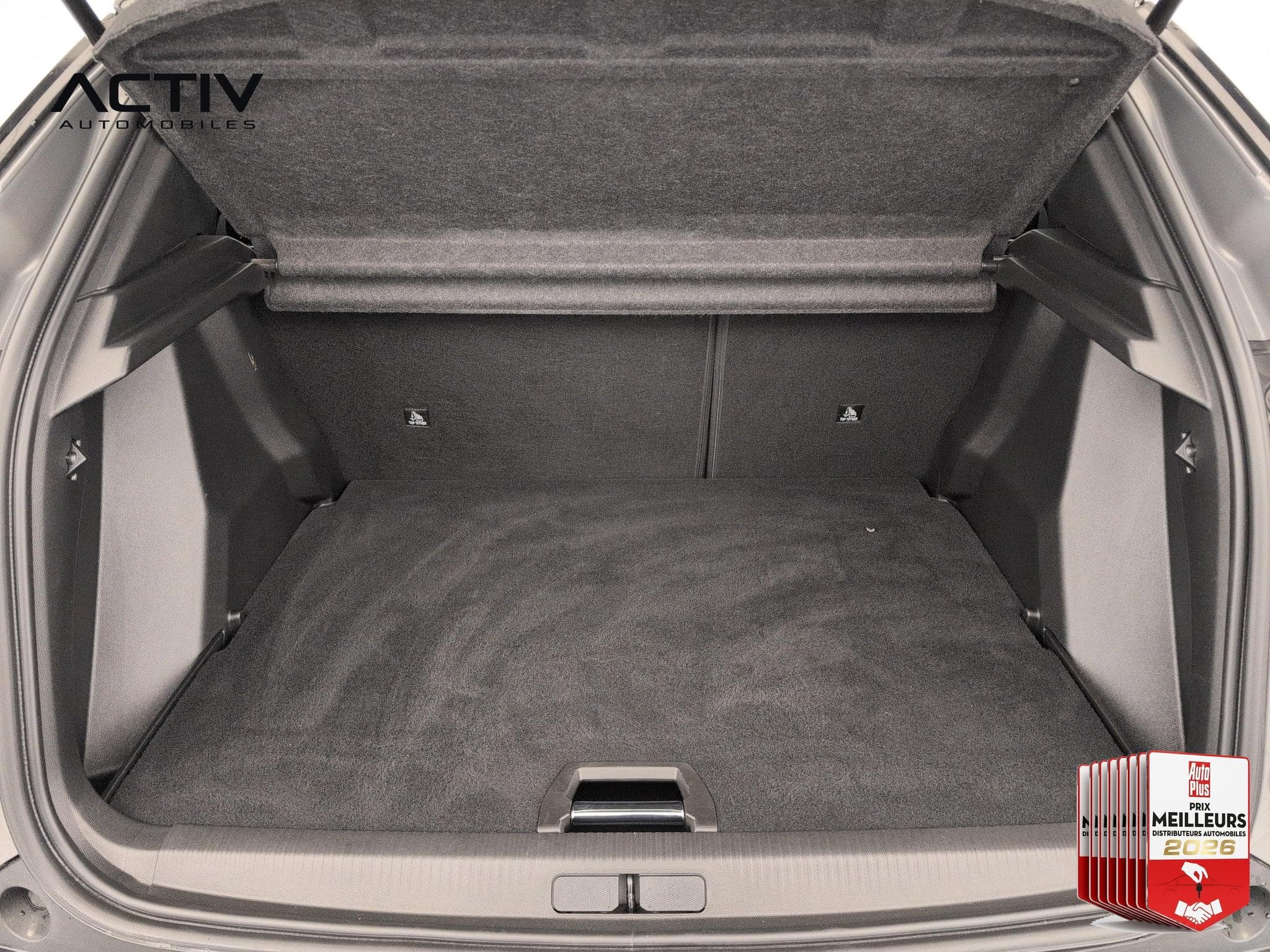 Peugeot 2008 Hybrid 136 e-DCS6 GT (2025) - Photo 13