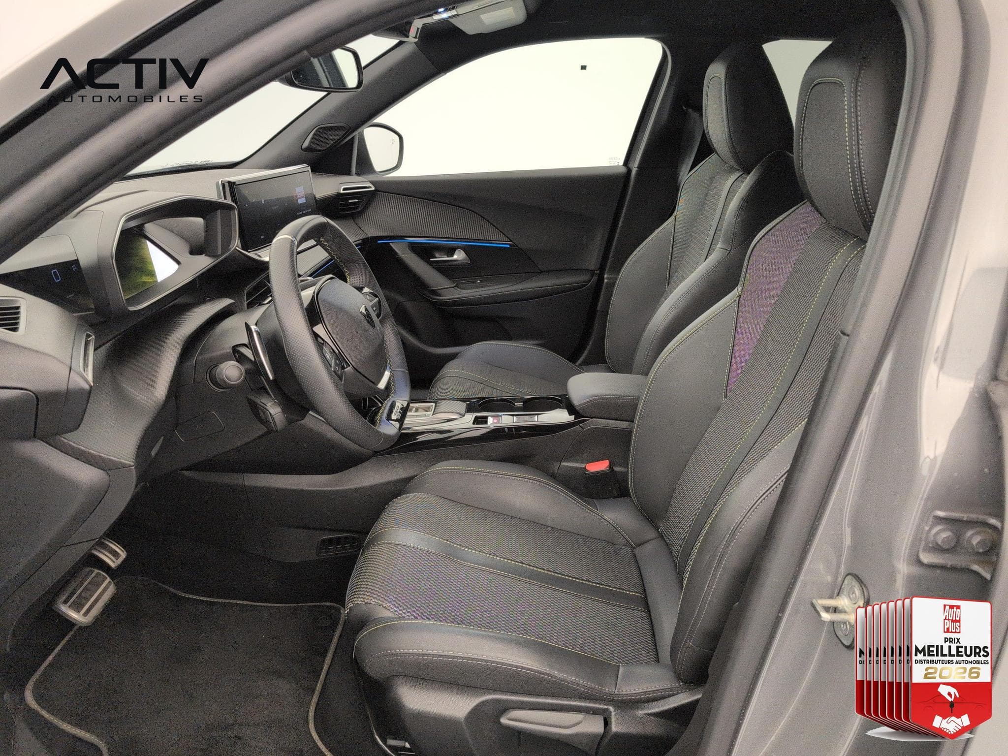 Peugeot 2008 Hybrid 136 e-DCS6 GT (2025) - Photo 18