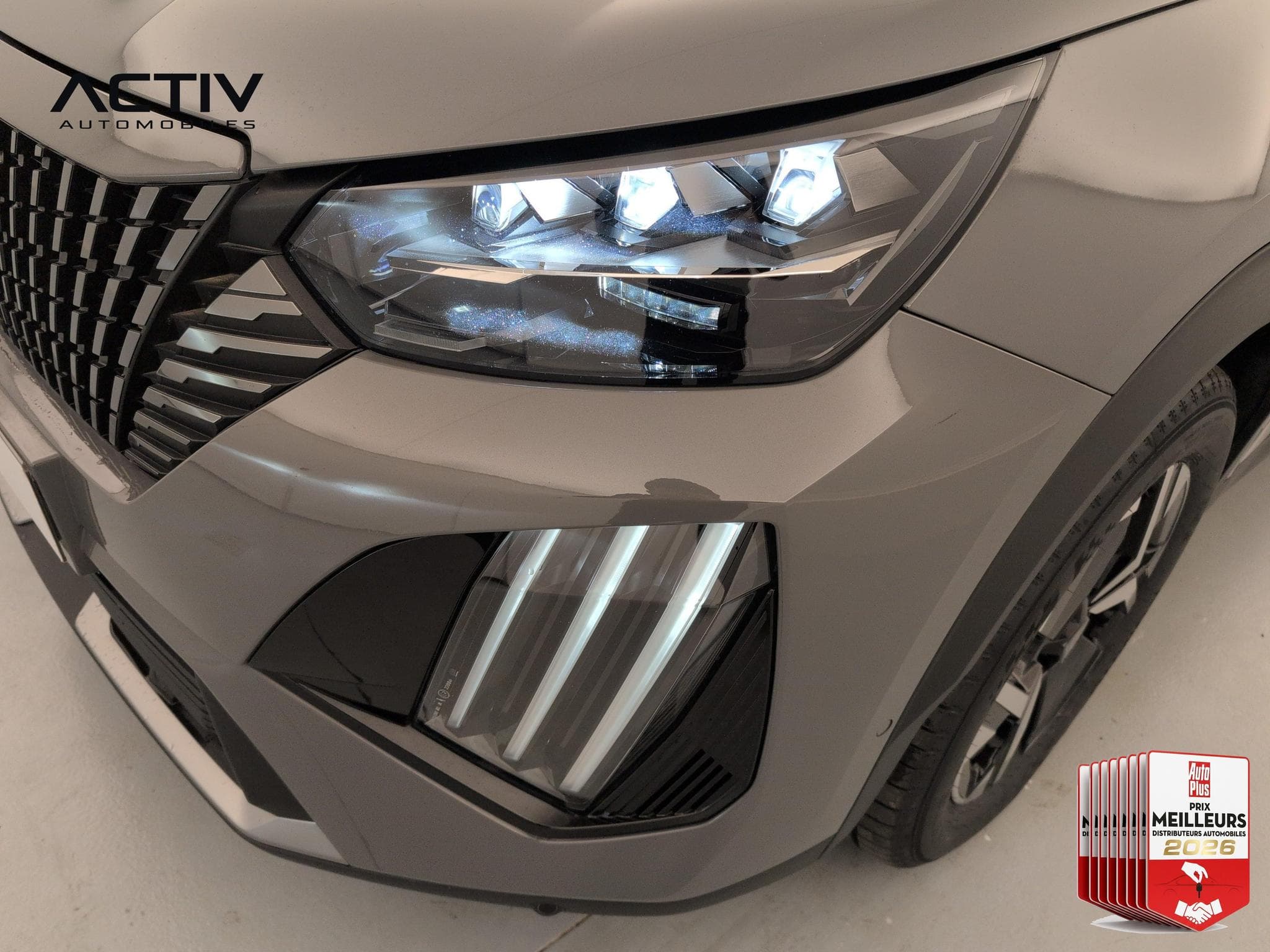 Peugeot 2008 Hybrid 136 e-DCS6 GT (2025) - Photo 26