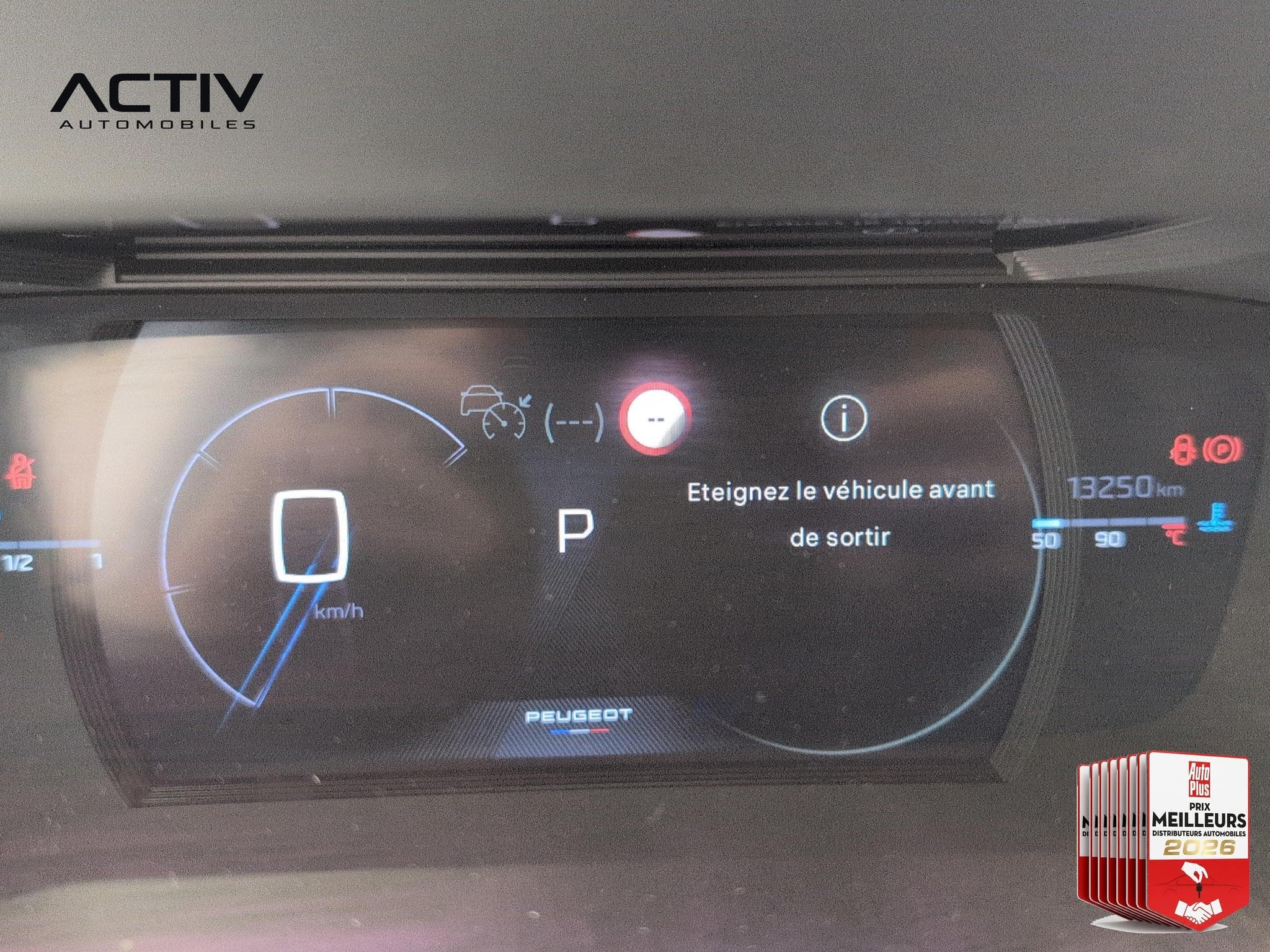 Peugeot 2008 Hybrid 136 e-DCS6 GT (2025) - Photo 27