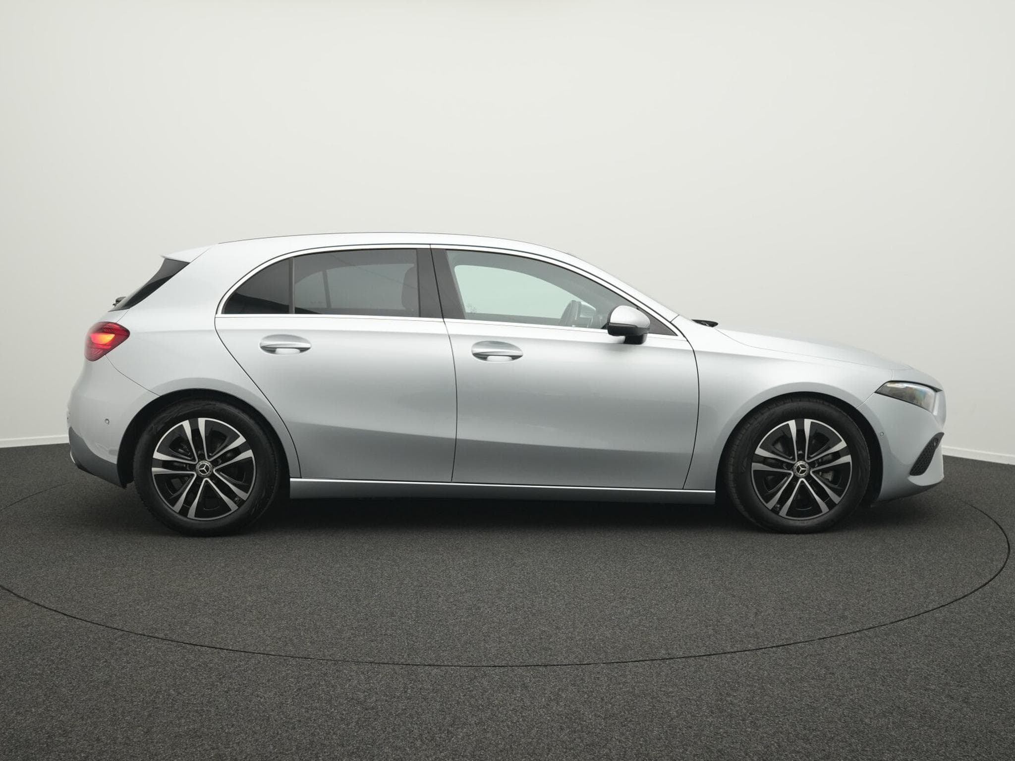 Mercedes A 180 d Progressive LED+Kamera+MBUX+ (2025) - Photo 5