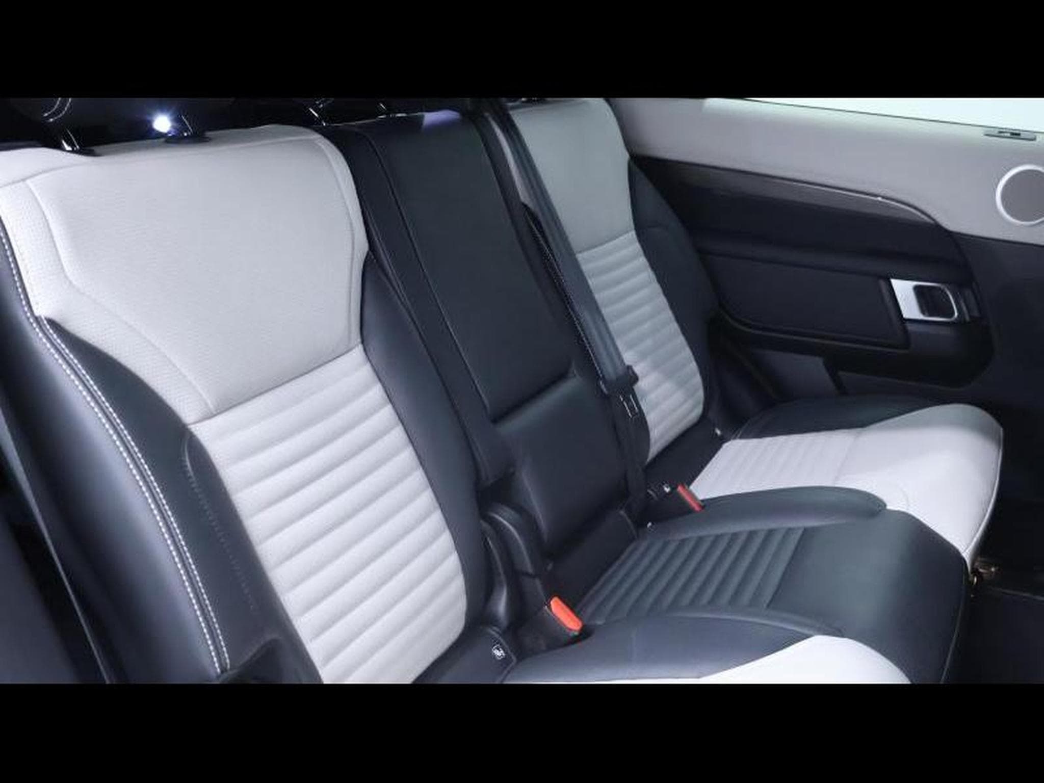 Land-Rover Discovery D250 S AWD Auto 7 places (2022) - Photo 17