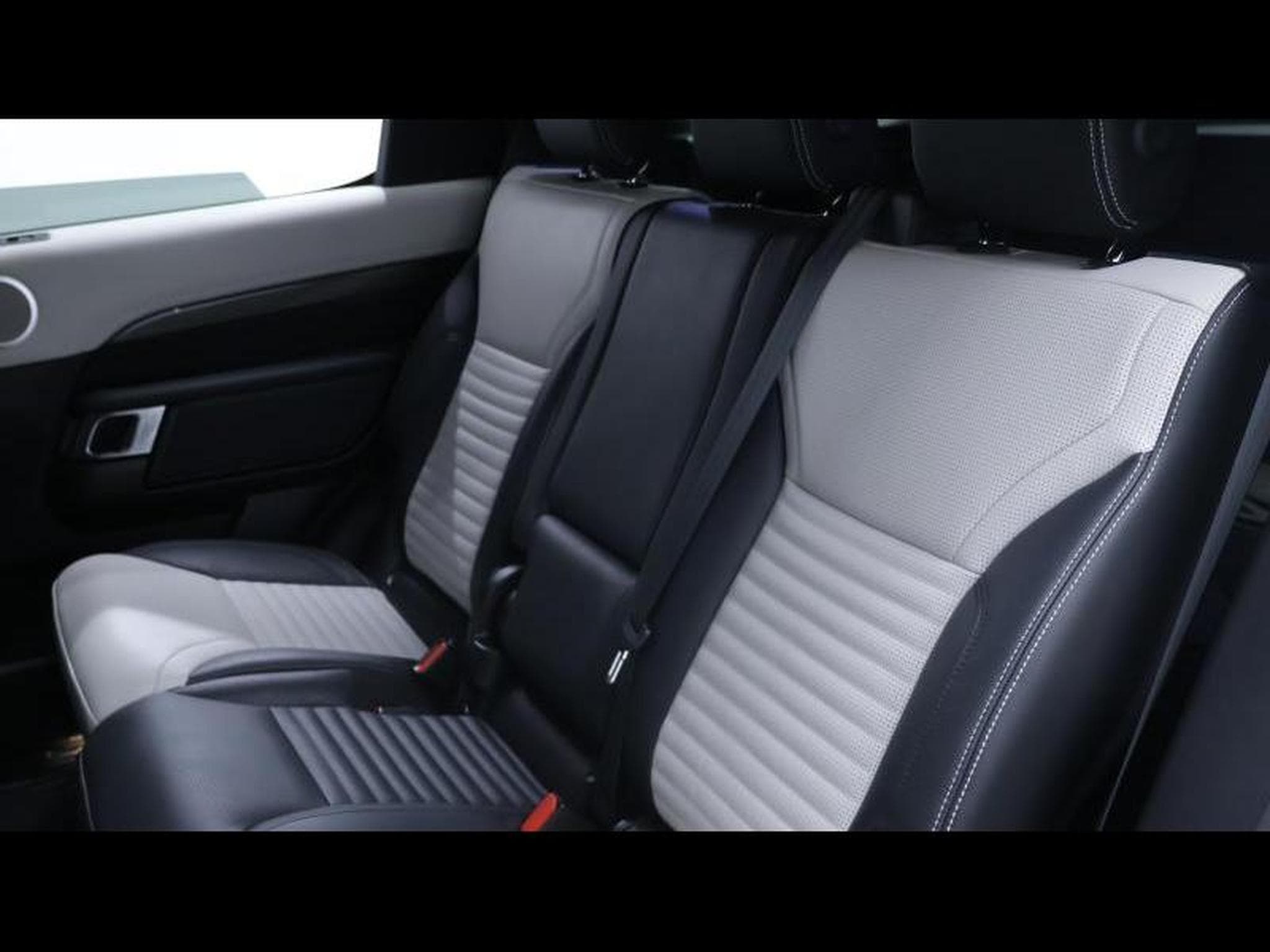 Land-Rover Discovery D250 S AWD Auto 7 places (2022) - Photo 21