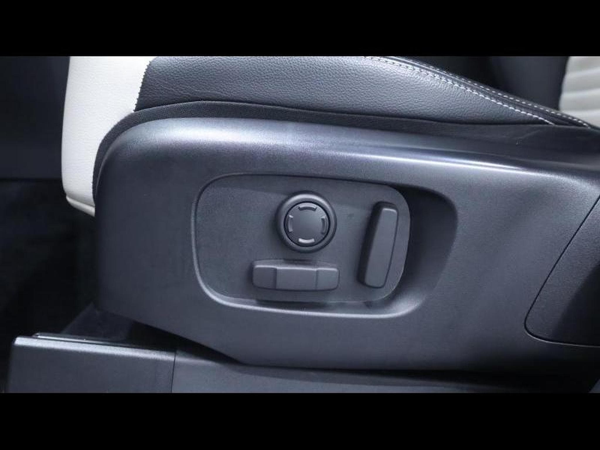 Land-Rover Discovery D250 S AWD Auto 7 places (2022) - Photo 35