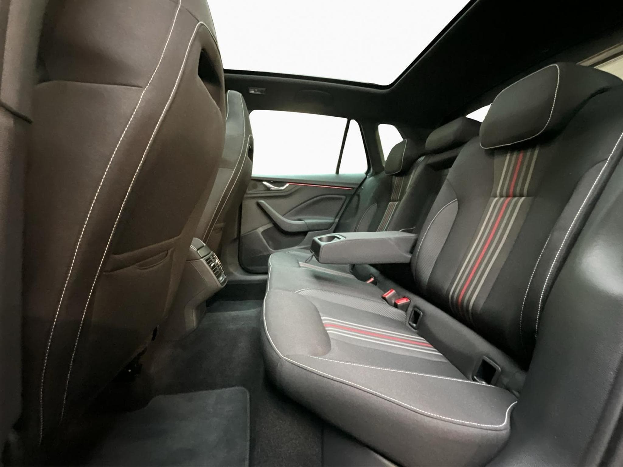 Skoda Kamiq Monte-Carlo+DSG+LM18+P.Park&Go+AHK+LED+NAVI+DAB (2025) - Photo 19