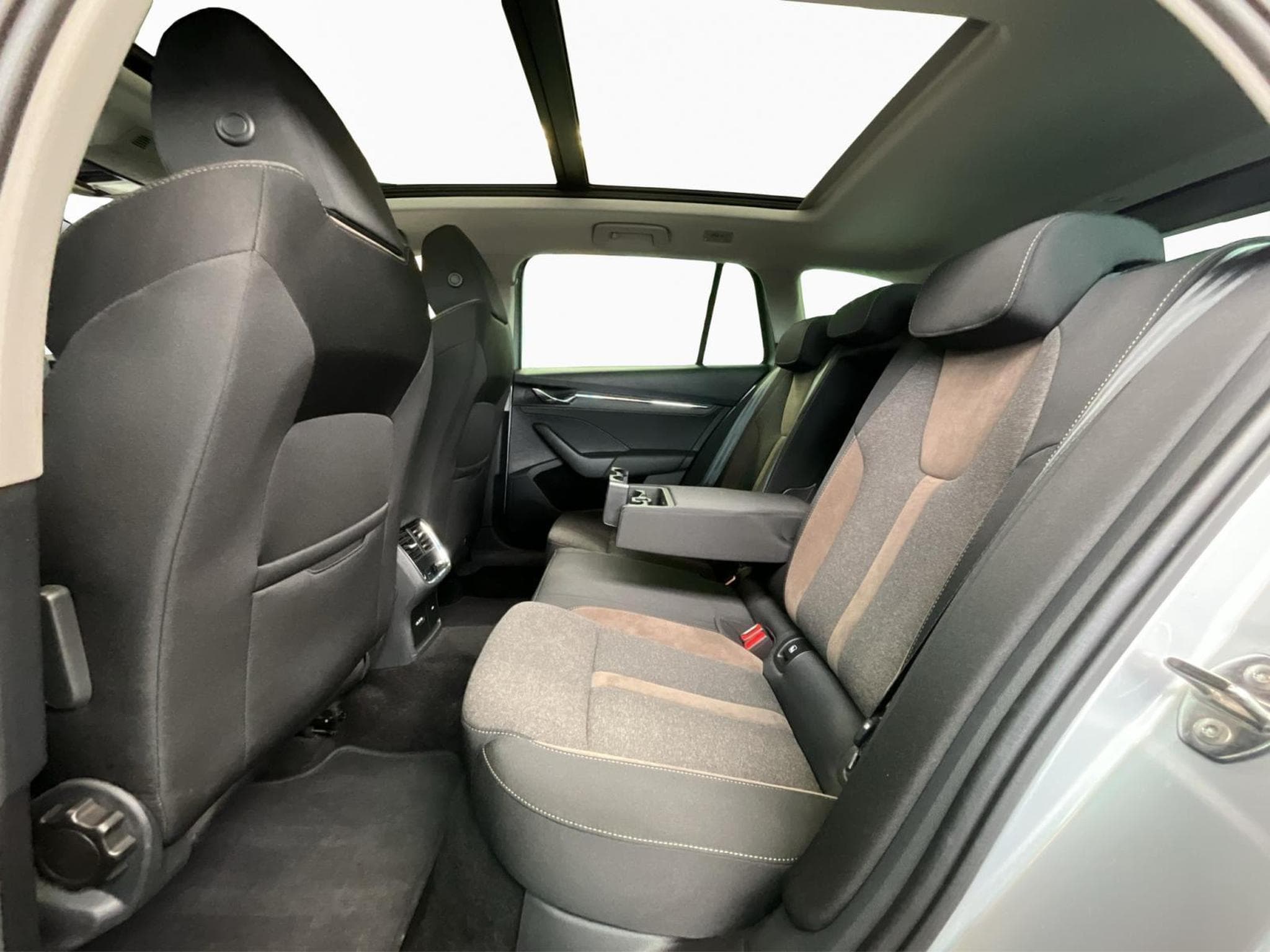 Skoda Octavia Scout+DSG+4x4+LED+NAVI+DAB+AHK+Pano (2022) - Photo 19