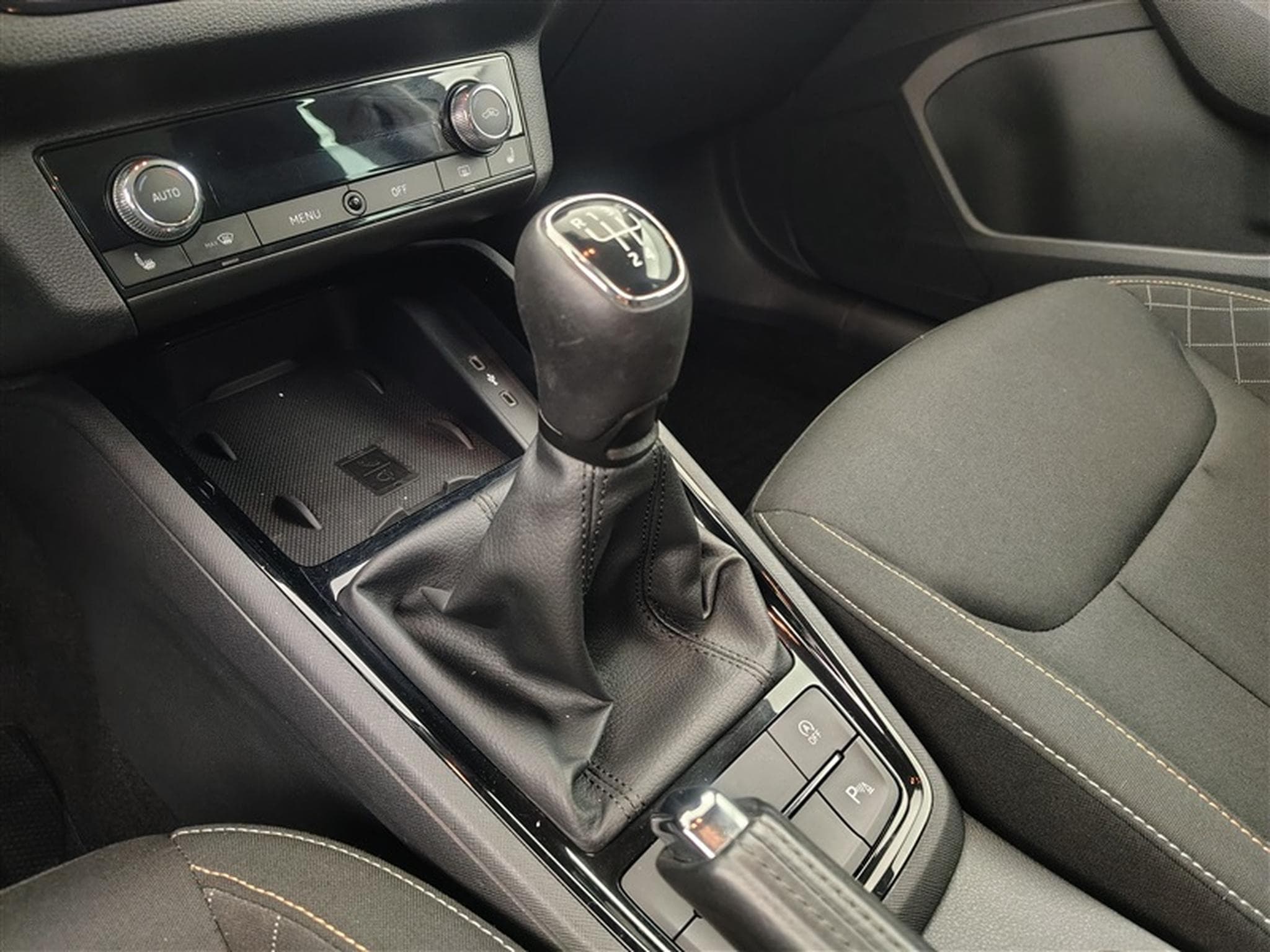 Skoda Kamiq 1.0 TSI Ambition APP / FULL LED / CAMERA / JA 16" (2021) - Photo 12