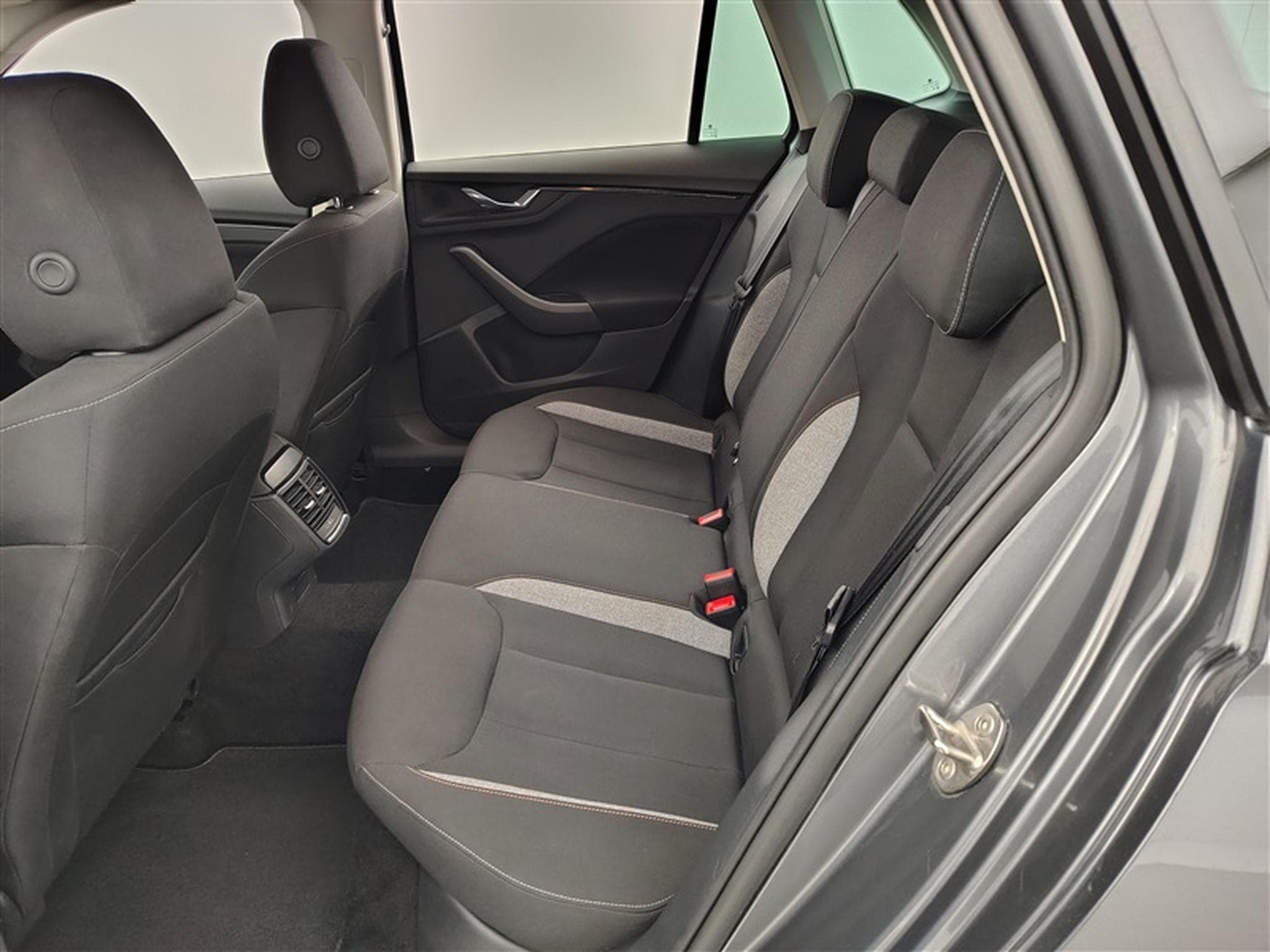 Skoda Kamiq 1.0 TSI 115Cv Selection CARPLAY / CAMERA / ALU / PDC (2025) - Photo 13