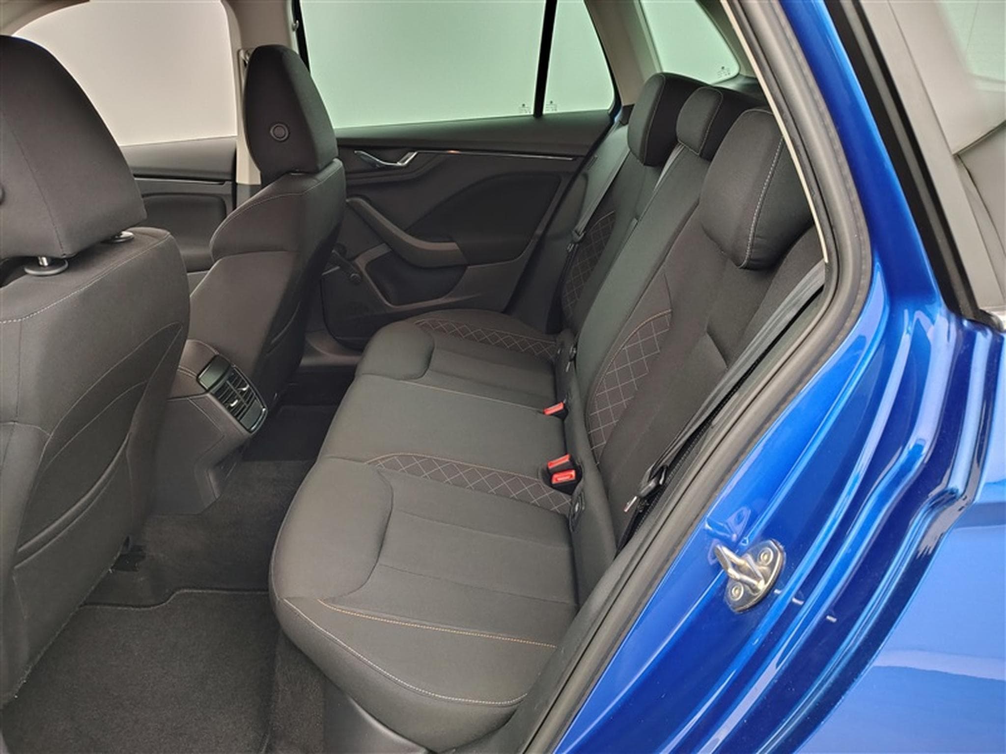 Skoda Kamiq 1.0 TSI Ambition CARPLAY / FULL LED / CAMERA / JA 16" (2022) - Photo 12