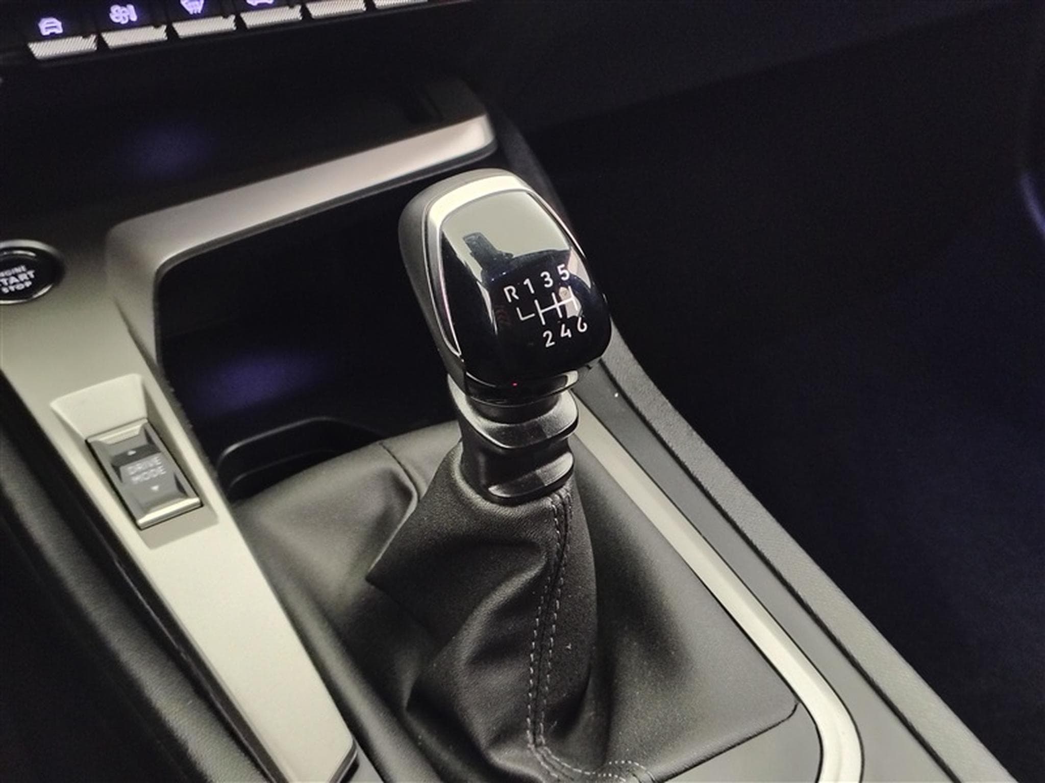 Peugeot 308 1.2 PureTech Style *CARPLAY/FULL LED/PDC/JA16* (2023) - Foto 12