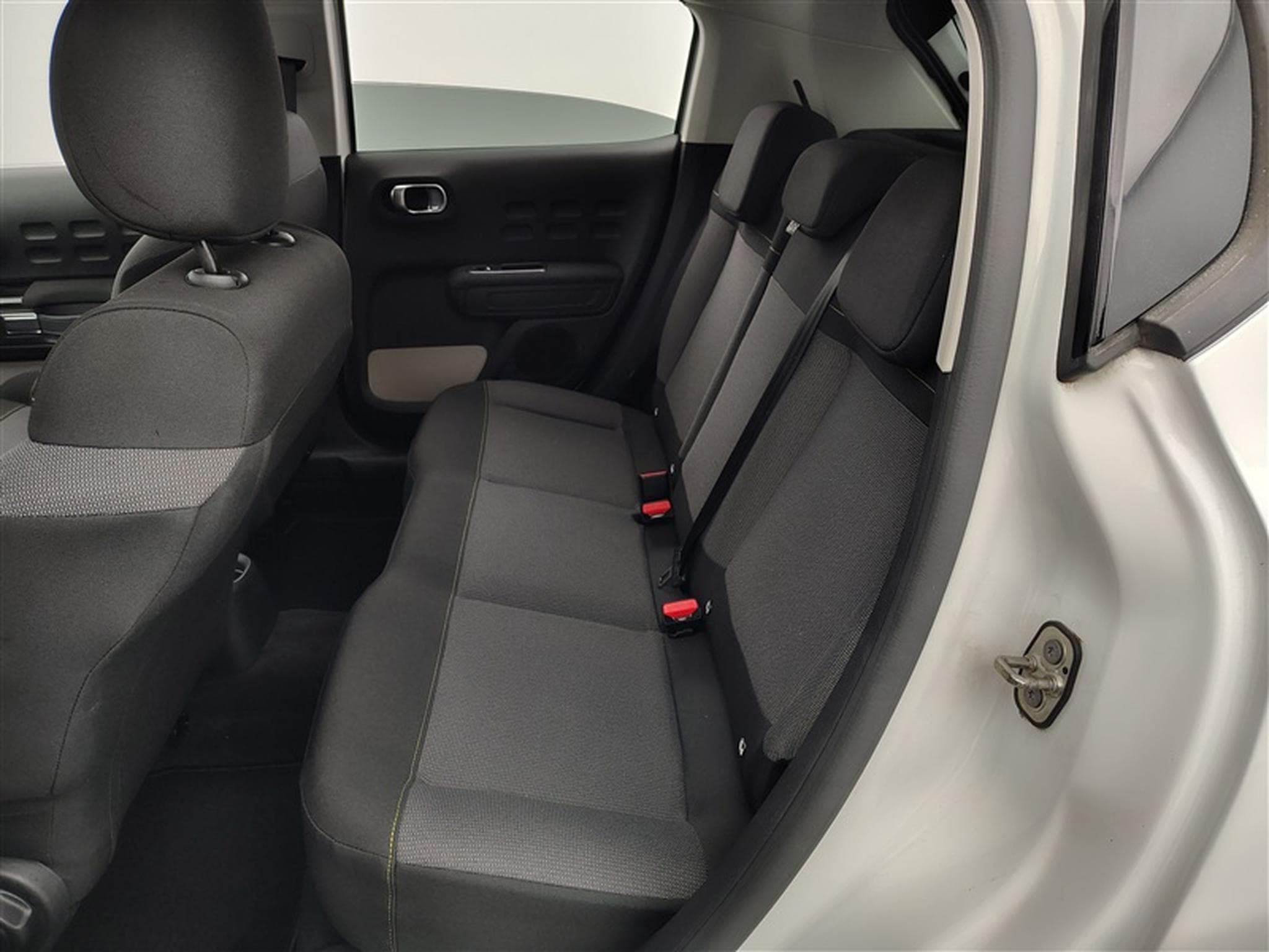 Citroen C3 1.2i PureTech Shine CARPLAY / FULL LED / JA 16" (2023) - Photo 13