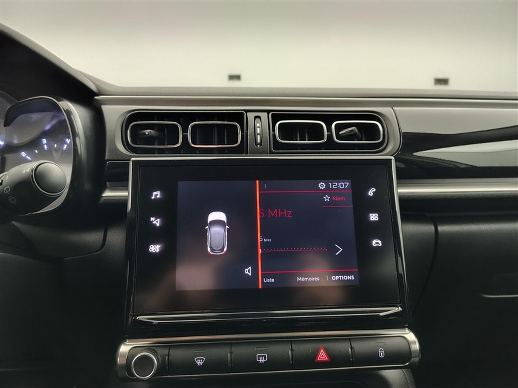 Citroen C3 1.2i PureTech Shine CARPLAY / FULL LED / JA 16" (2023) - Photo 17