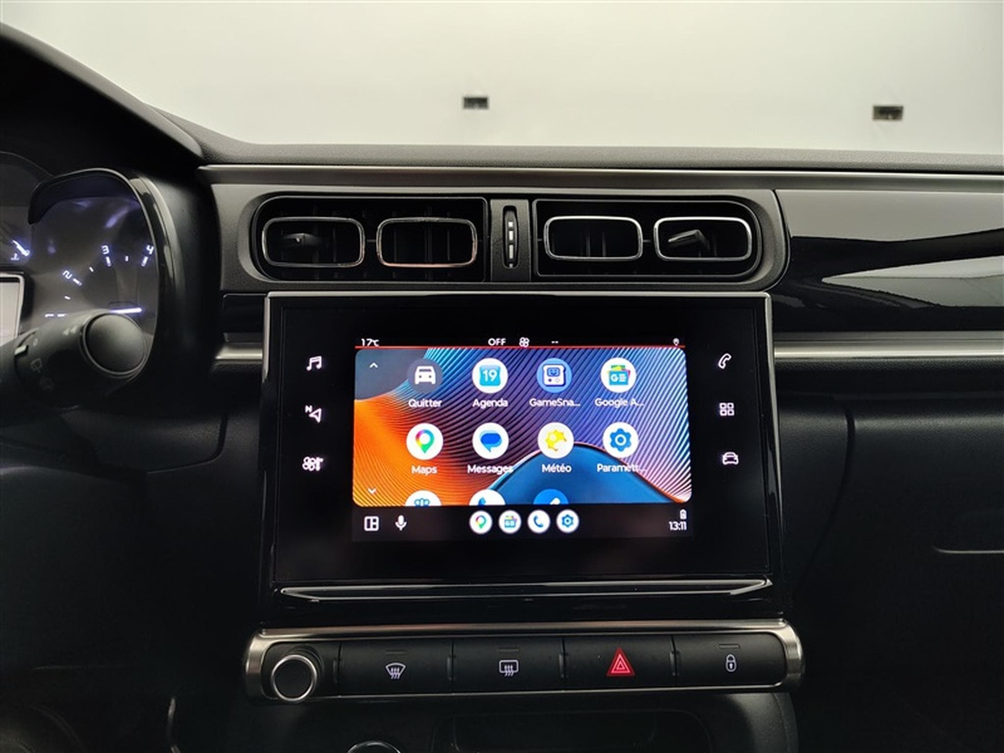Citroen C3 1.2i PureTech Shine CARPLAY / FULL LED / JA 16" (2023) - Photo 19